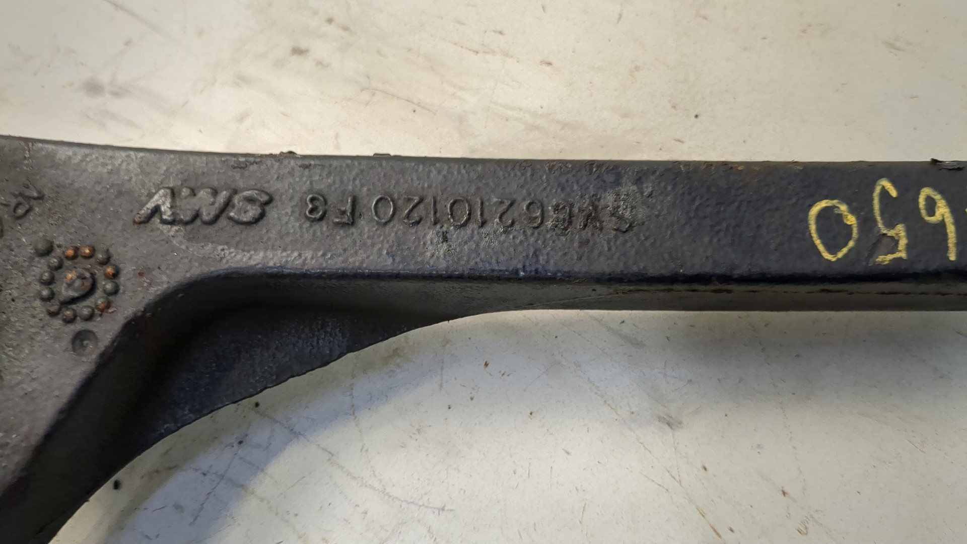 Рычаг передний левый