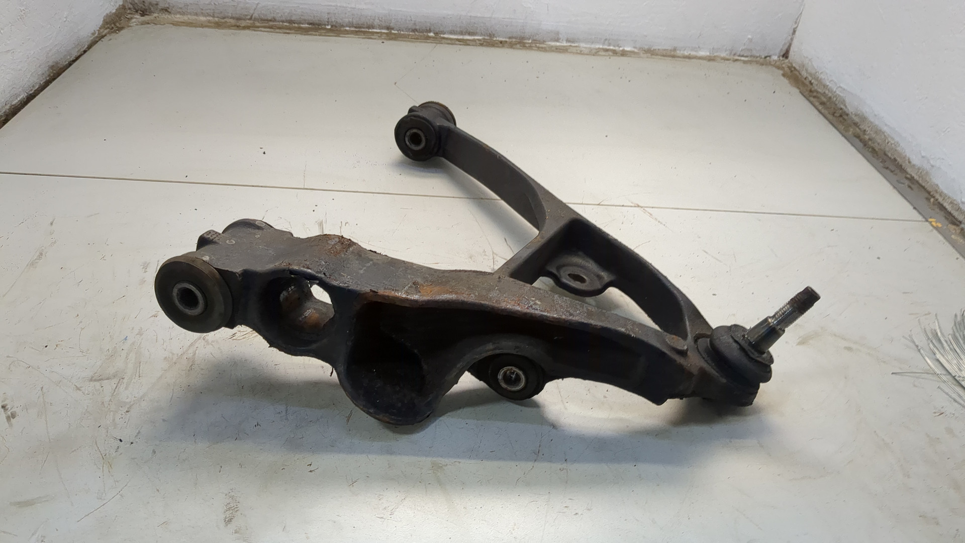 Рычаг передний левый