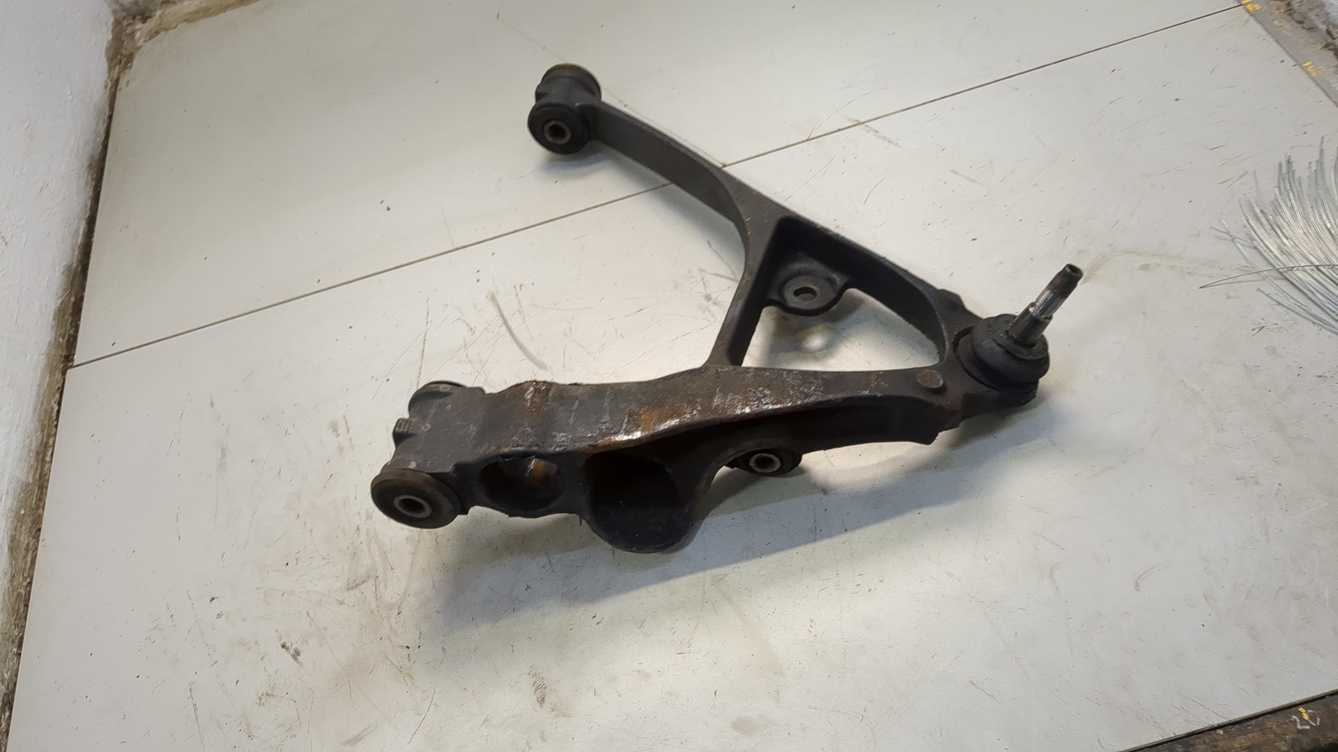 Рычаг передний левый