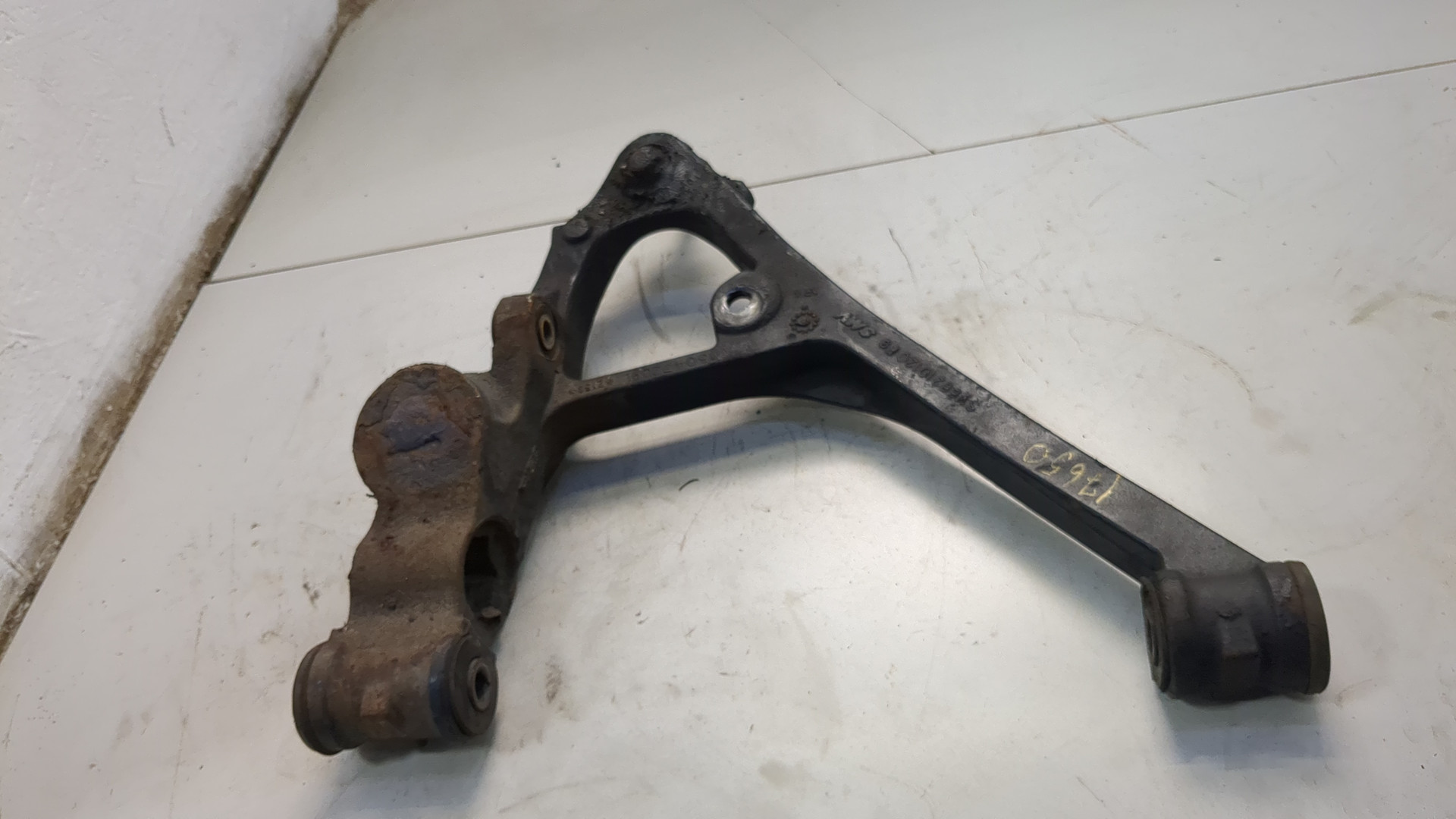 Рычаг передний левый