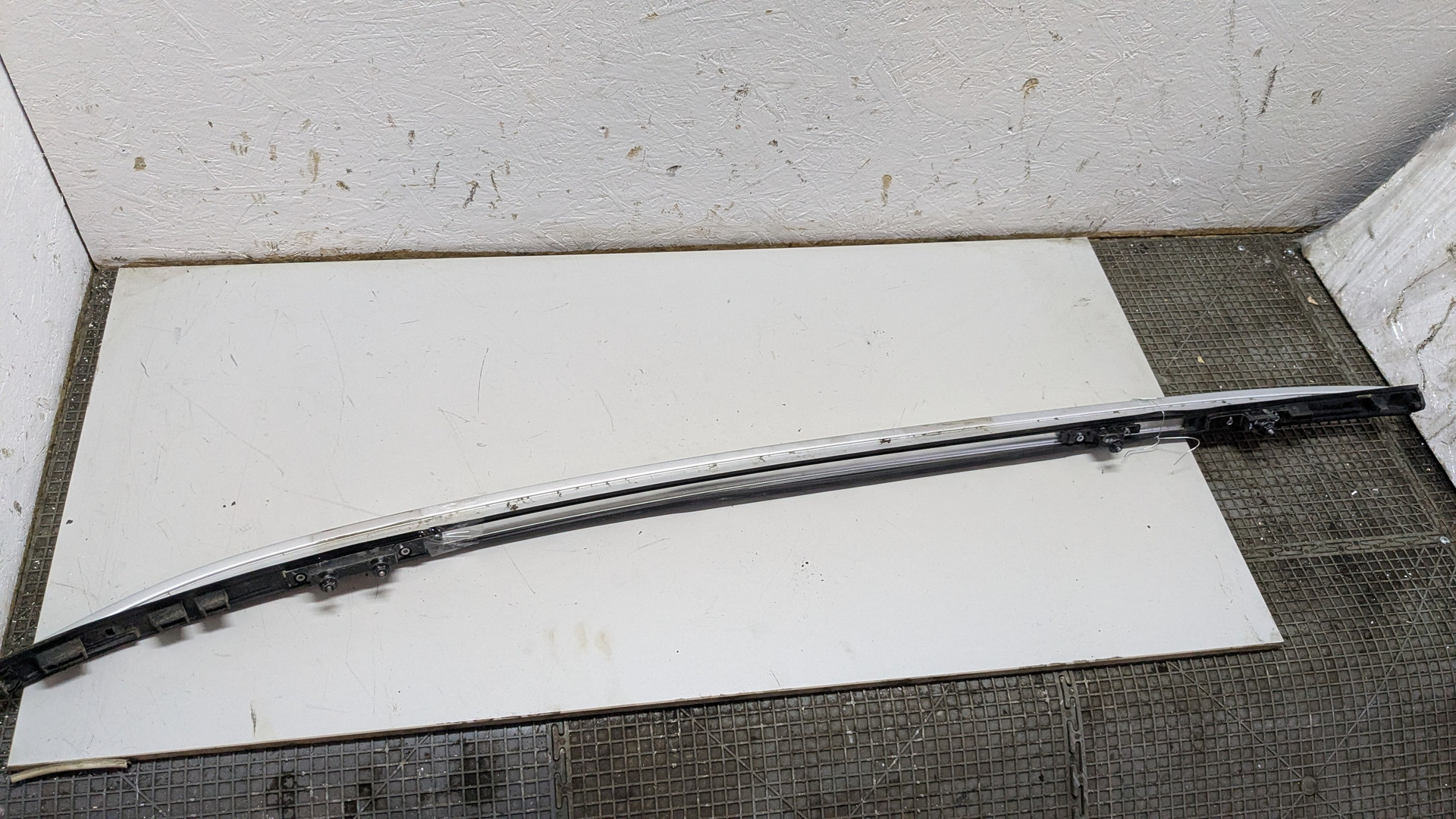 Рейлинг (релинг) правый (планка на крышу)