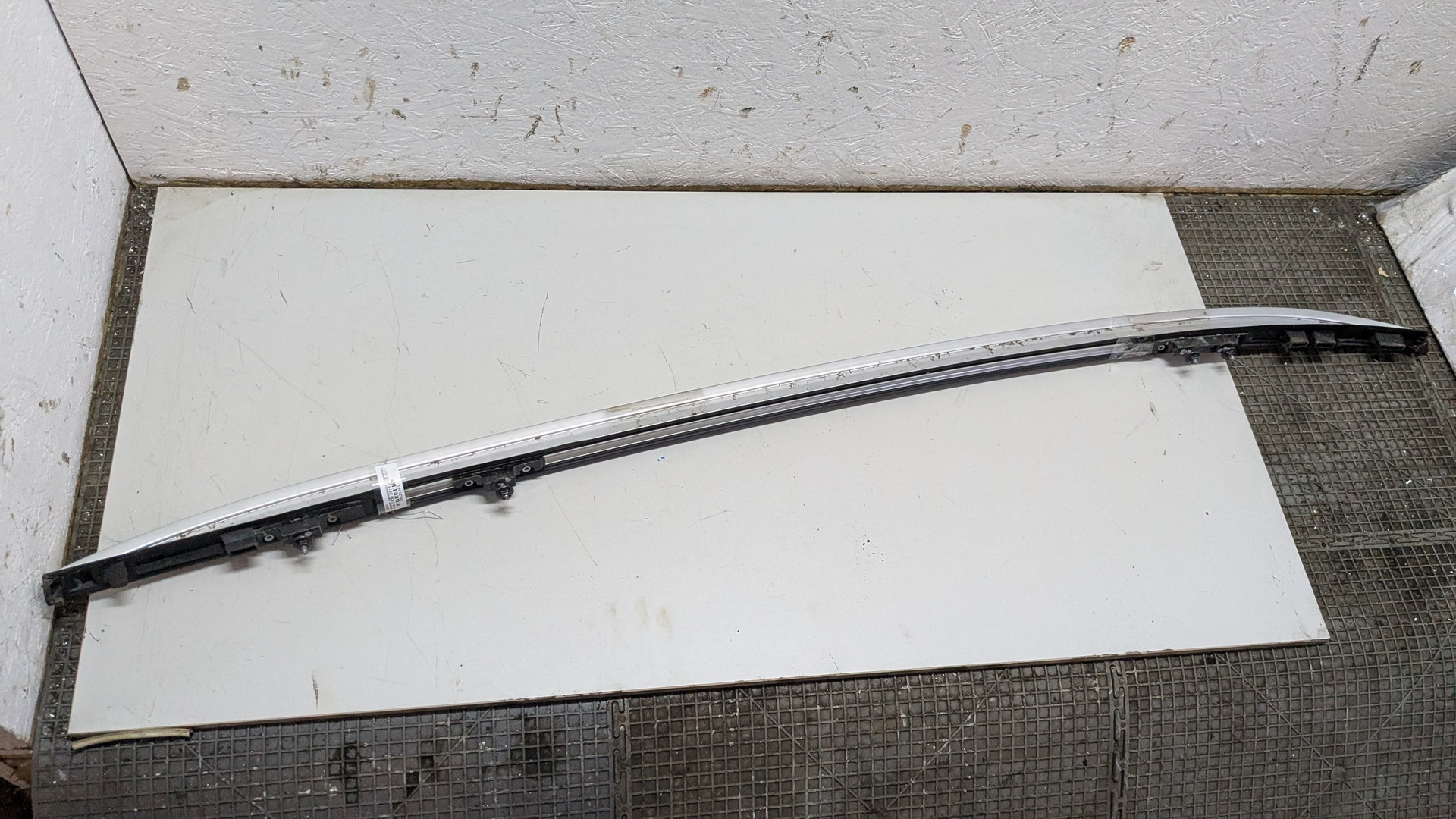 Рейлинг (релинг) левый (планка на крышу)