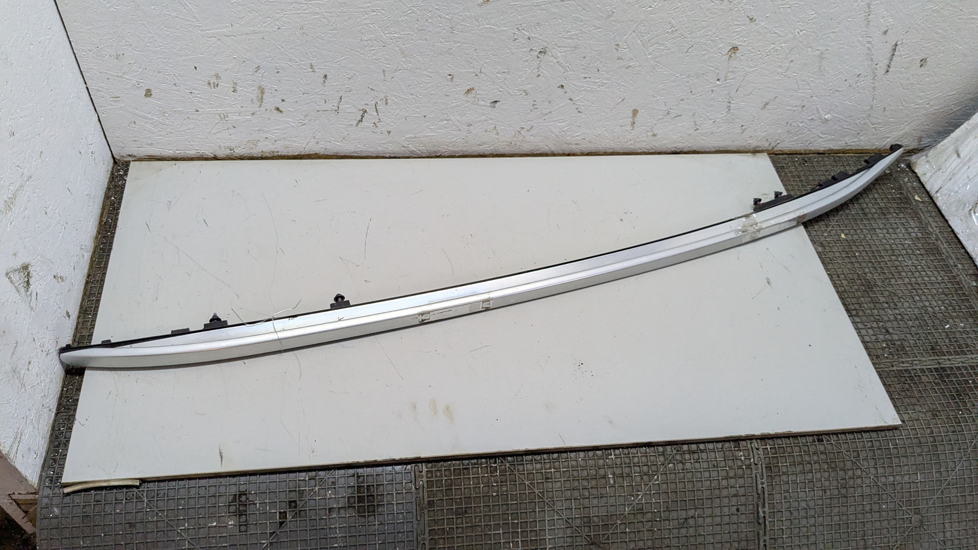 Рейлинг (релинг) левый (планка на крышу)