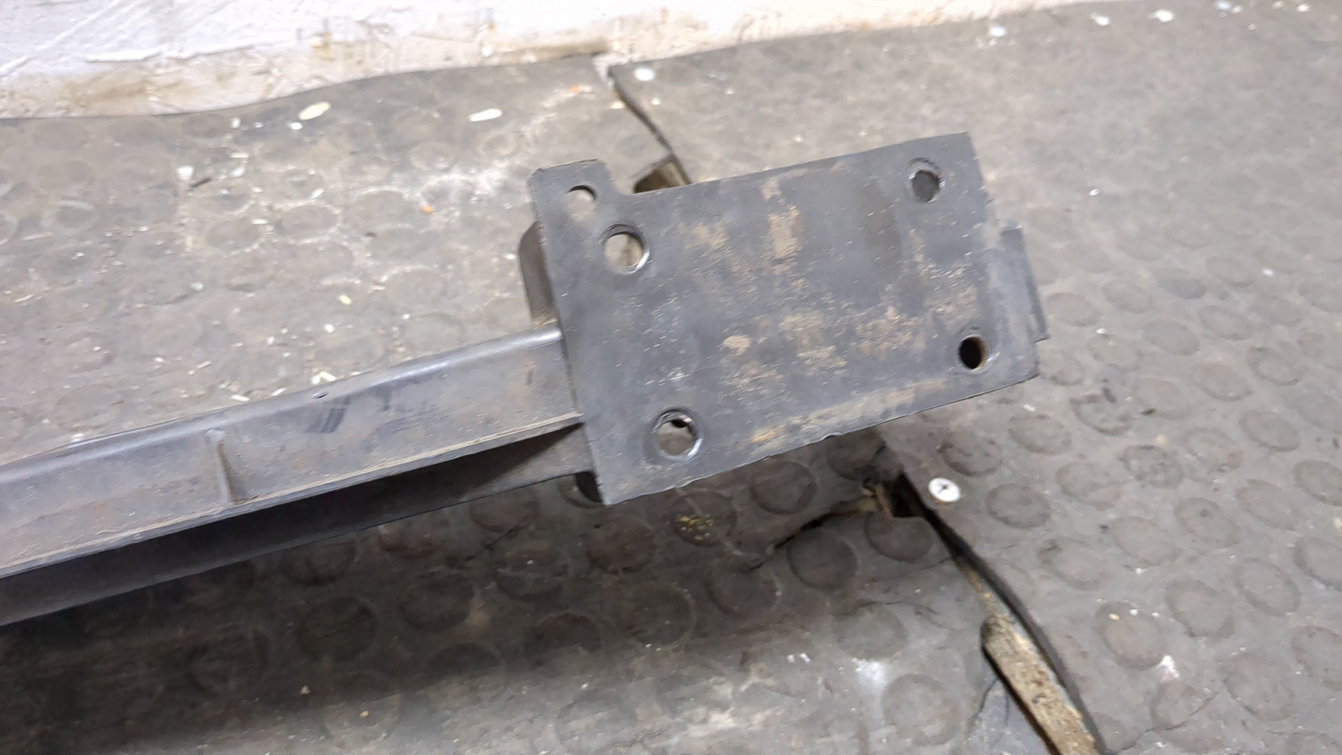 Усилитель переднего бампера