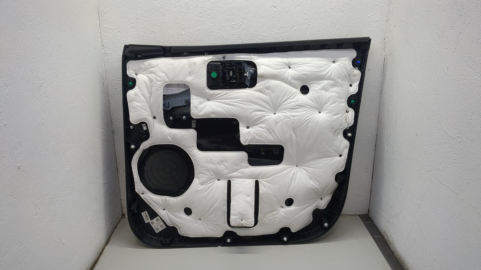 Обшивка двери передней левой