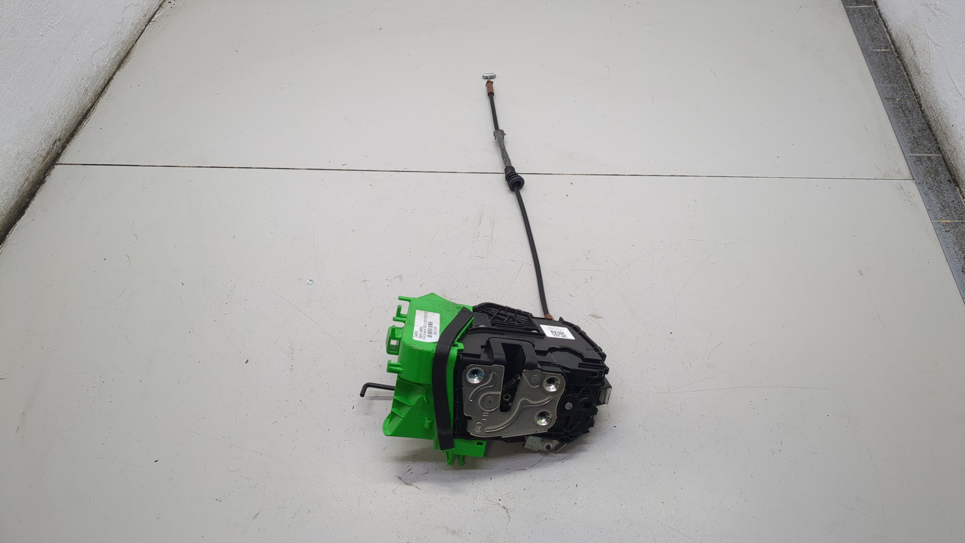 Замок двери передней левой