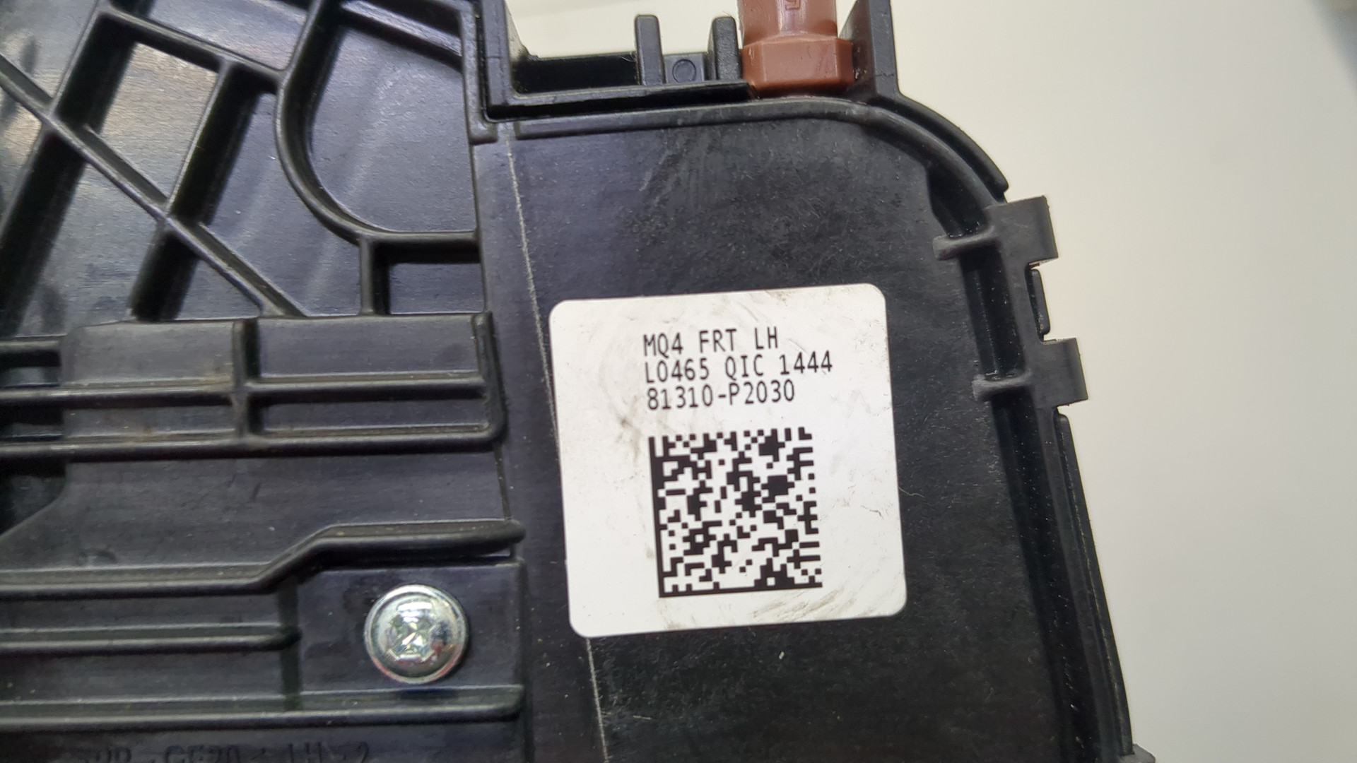 Замок двери передней левой