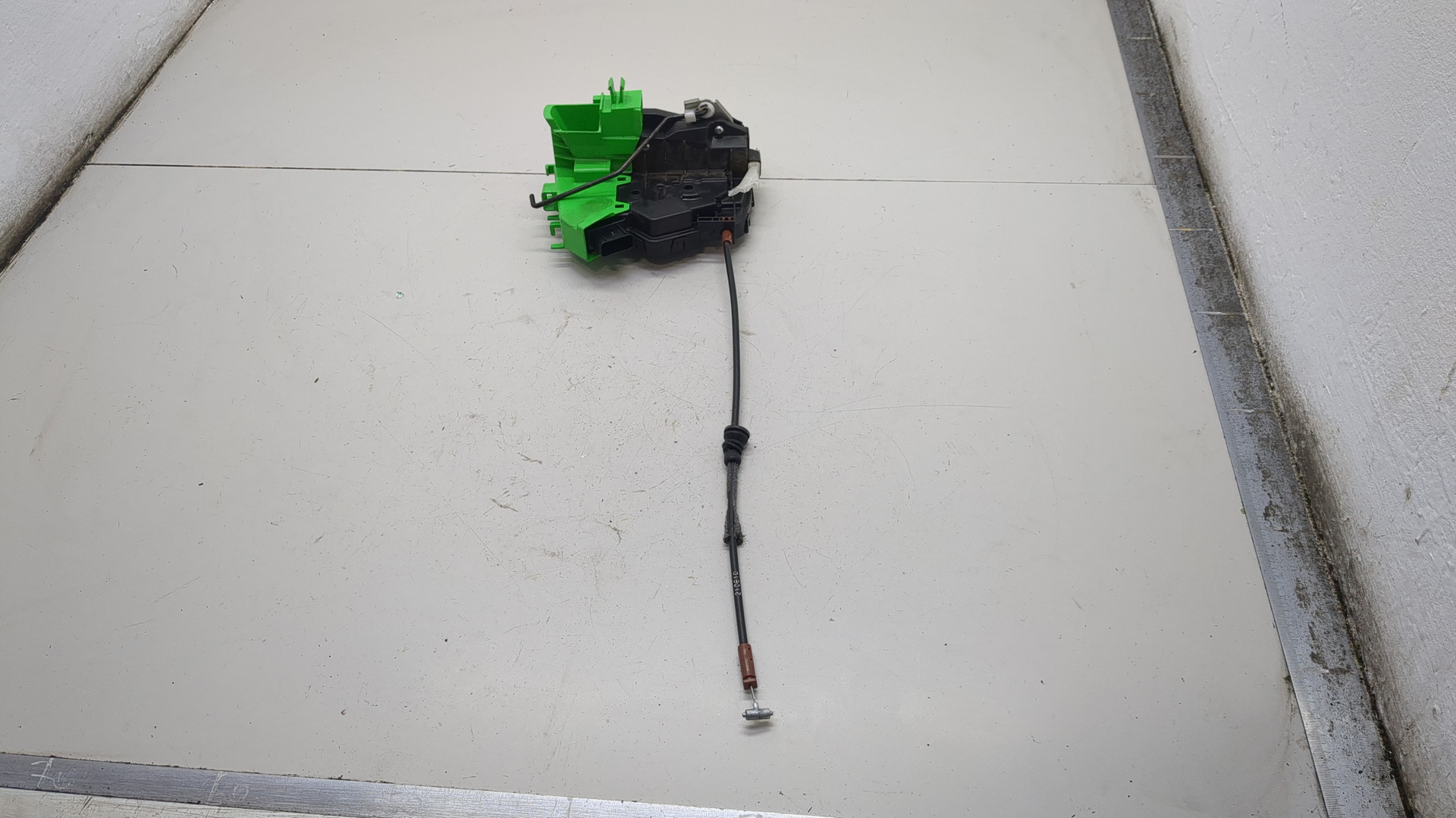 Замок двери передней левой