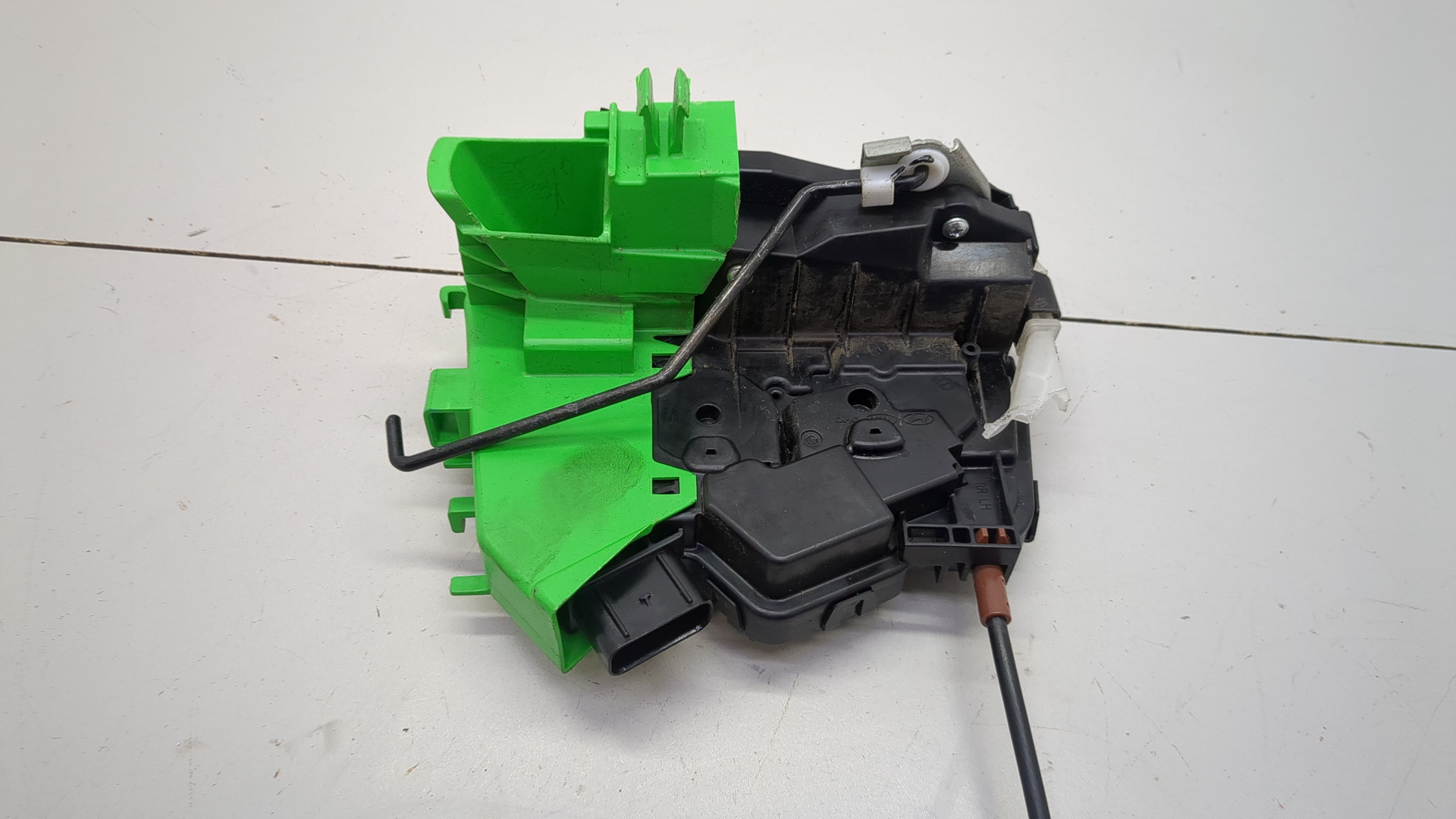 Замок двери передней левой