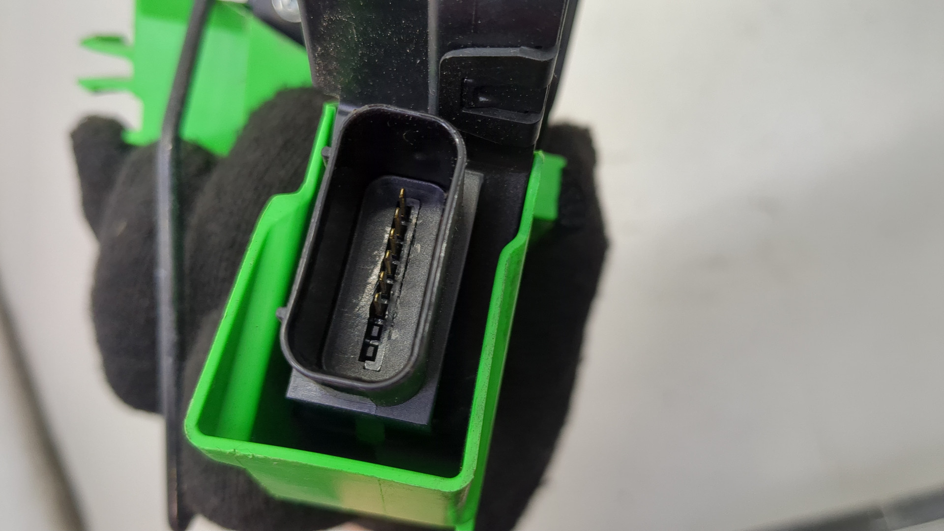 Замок двери передней левой