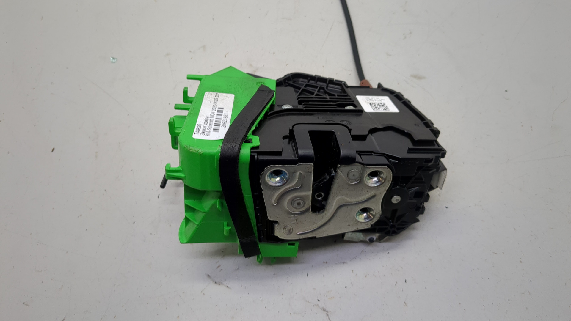 Замок двери передней левой