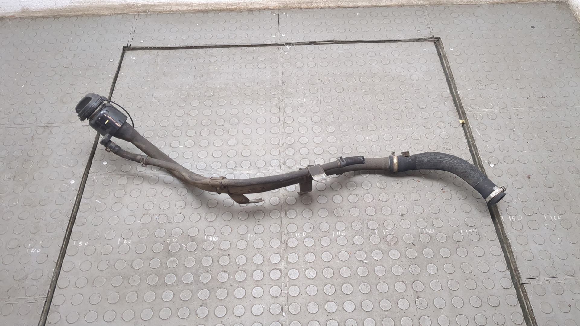 Горловина топливного бака