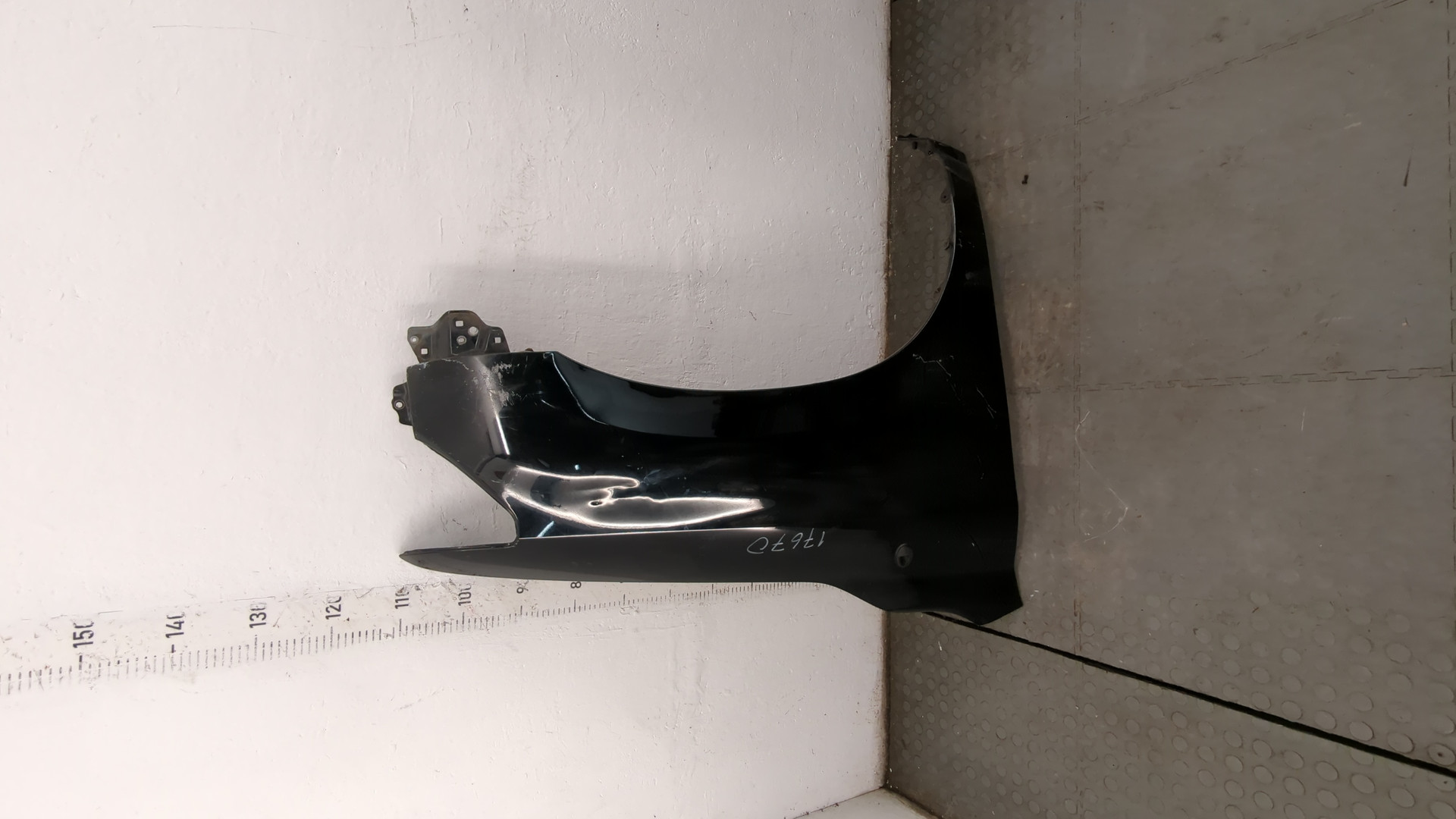 Крыло переднее правое