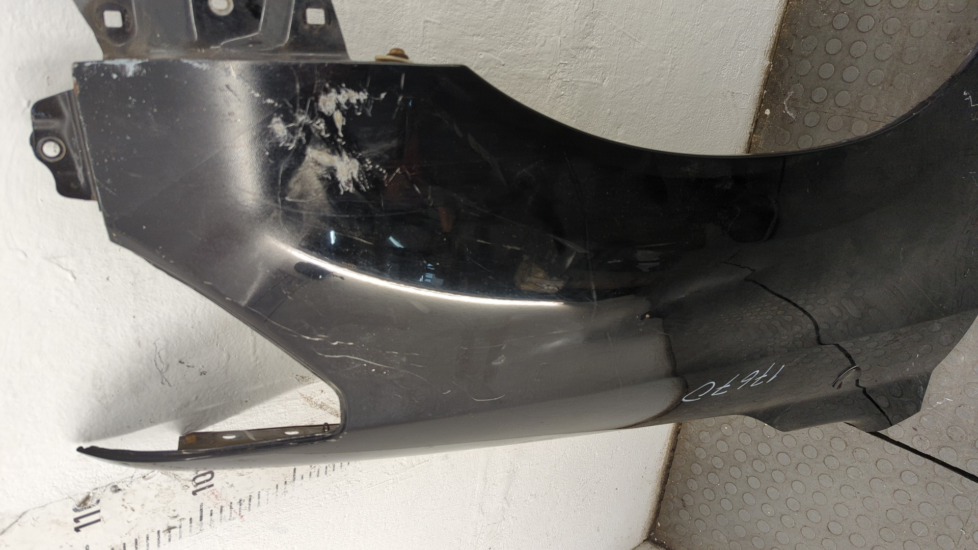 Крыло переднее правое