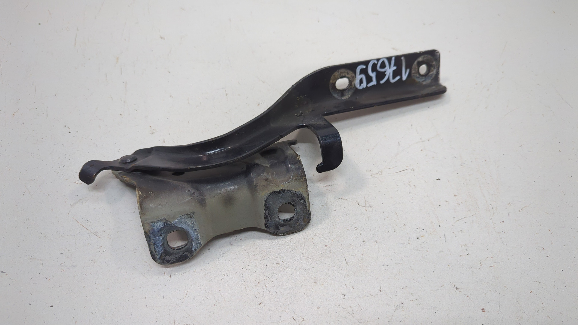 Петля капота правая