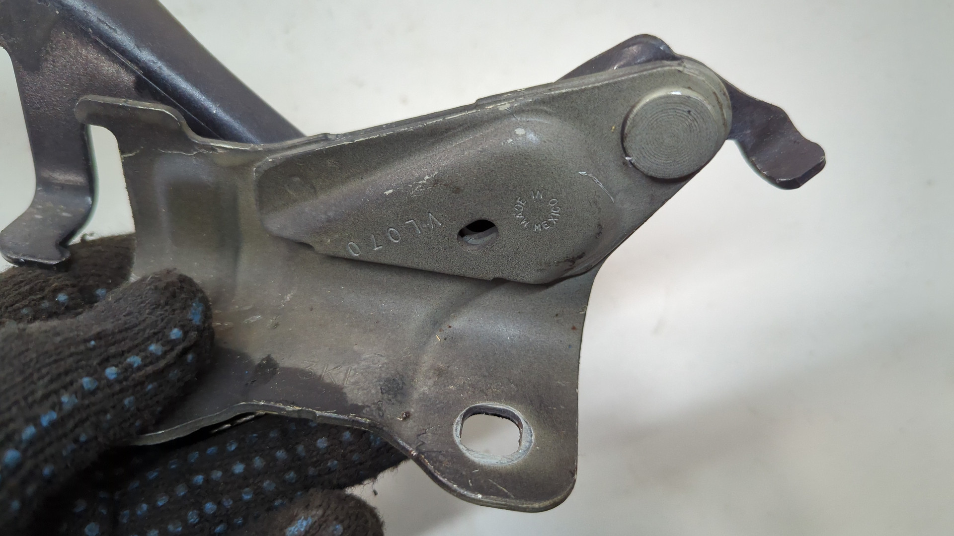 Петля капота правая