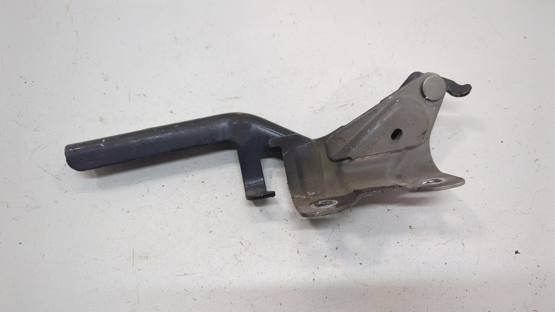 Петля капота правая