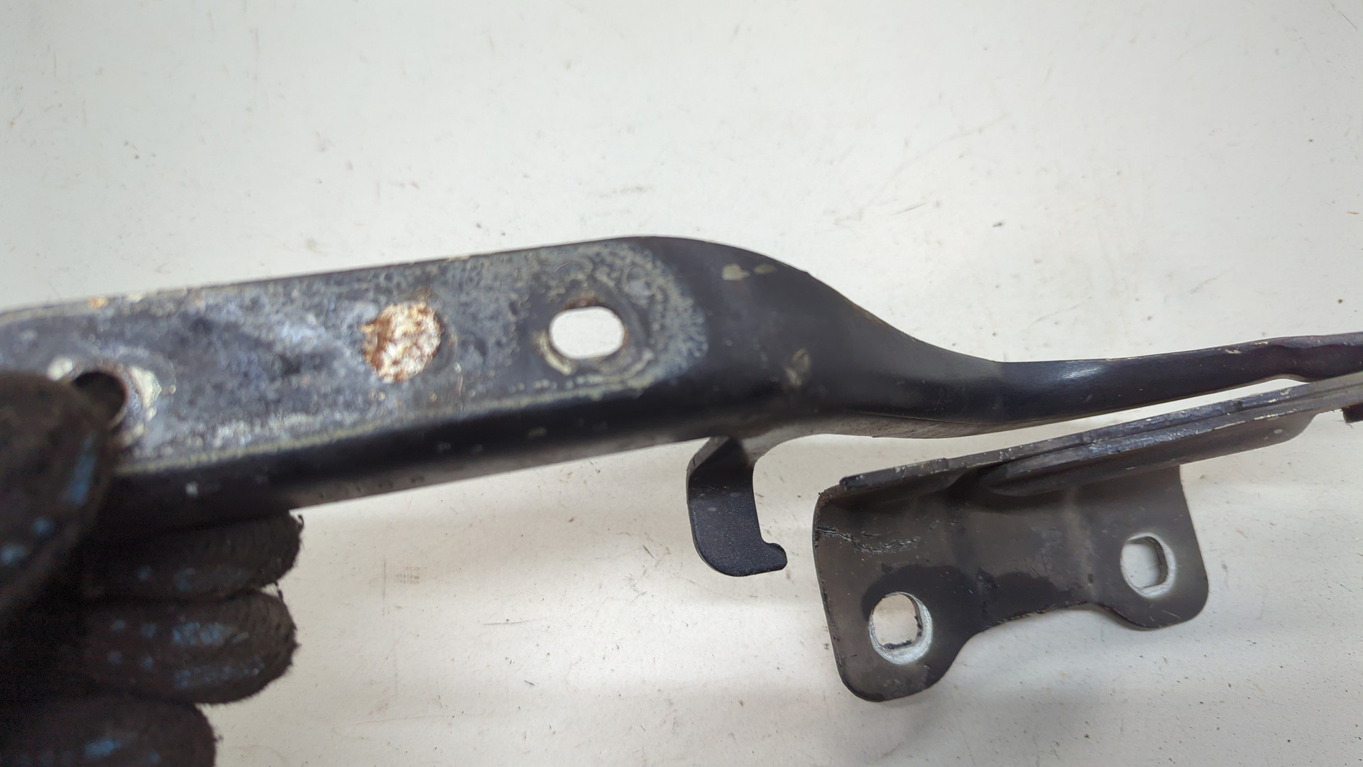 Петля капота правая