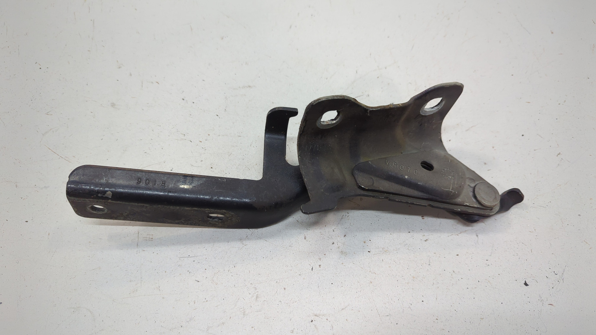 Петля капота левая