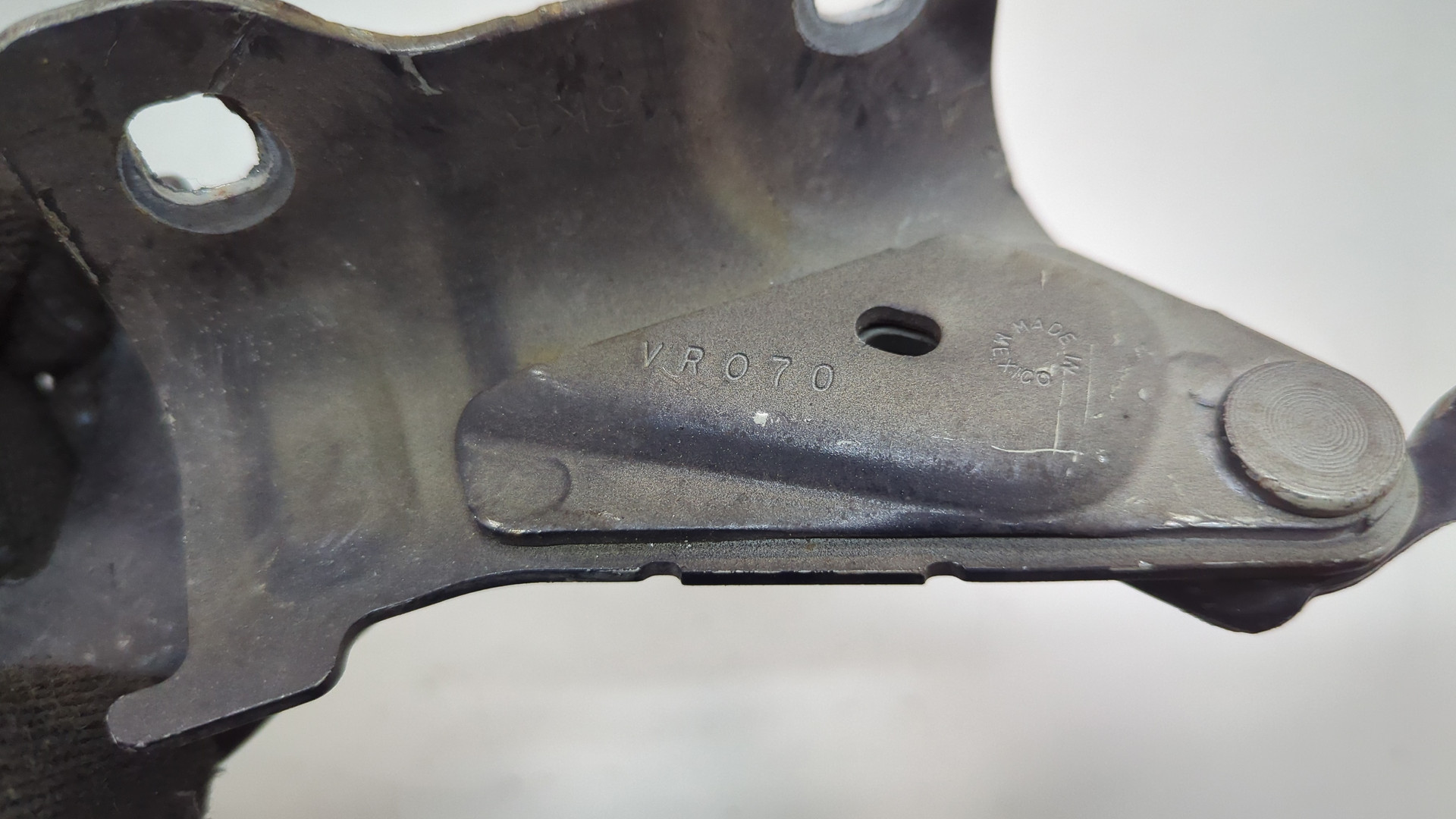 Петля капота левая