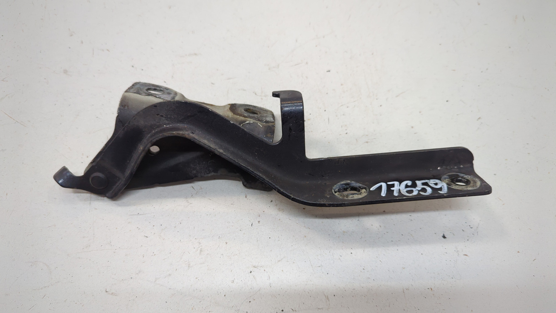 Петля капота левая