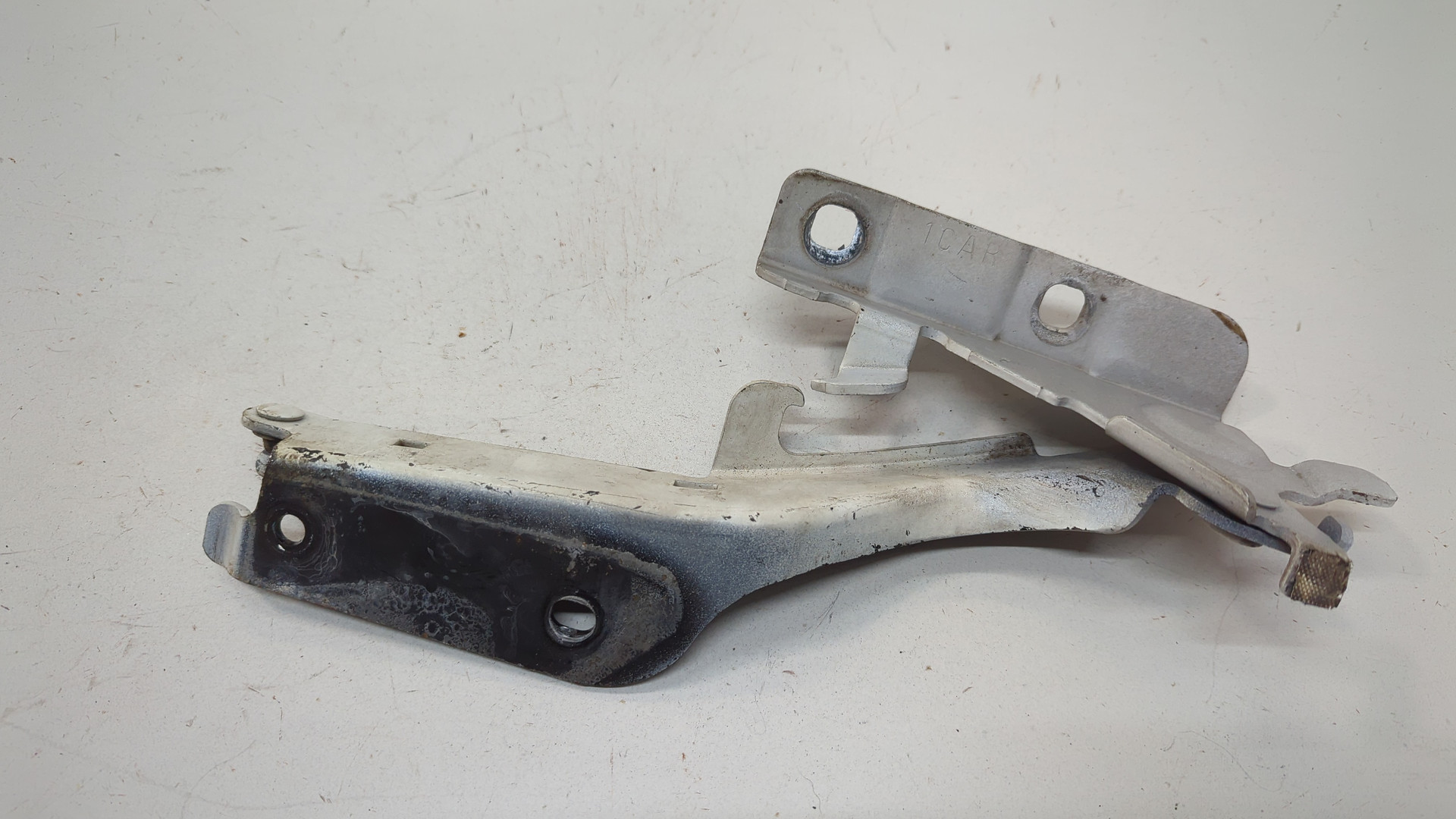 Петля капота правая