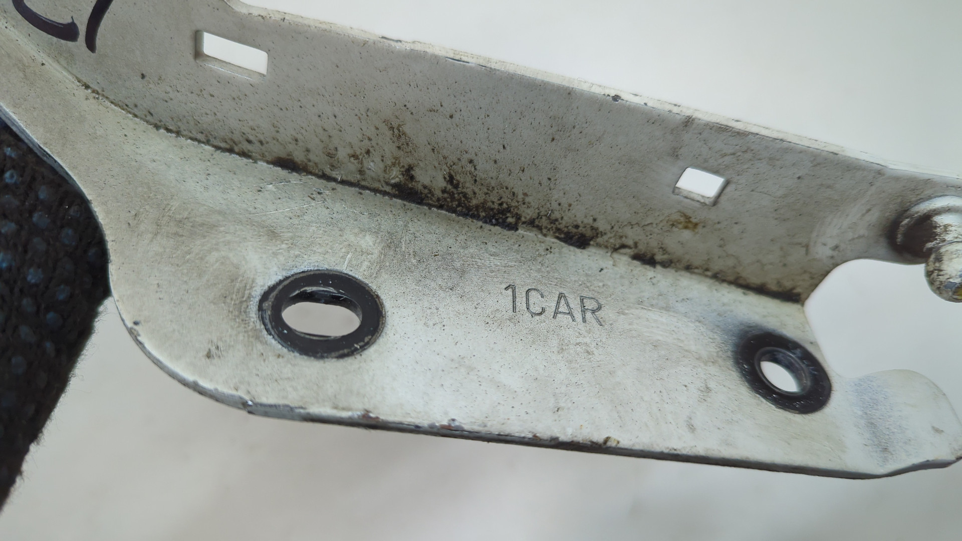 Петля капота правая