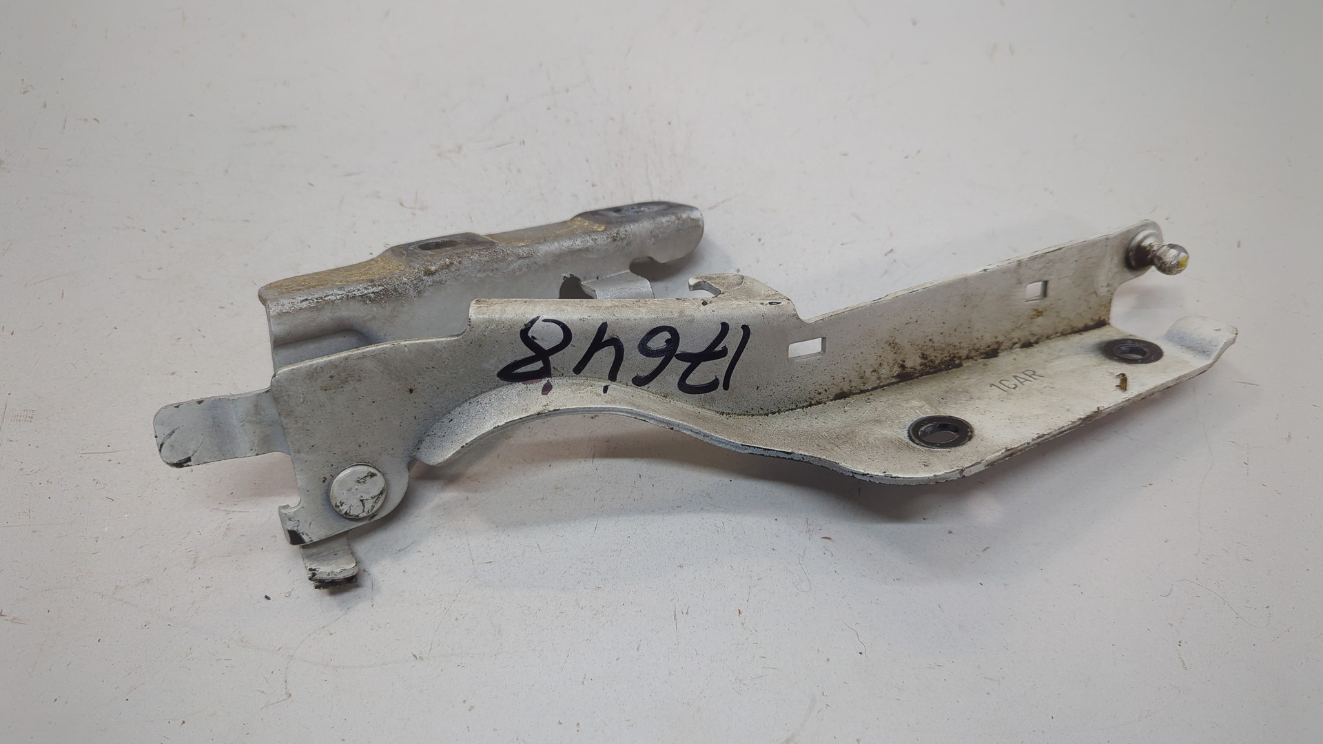 Петля капота правая