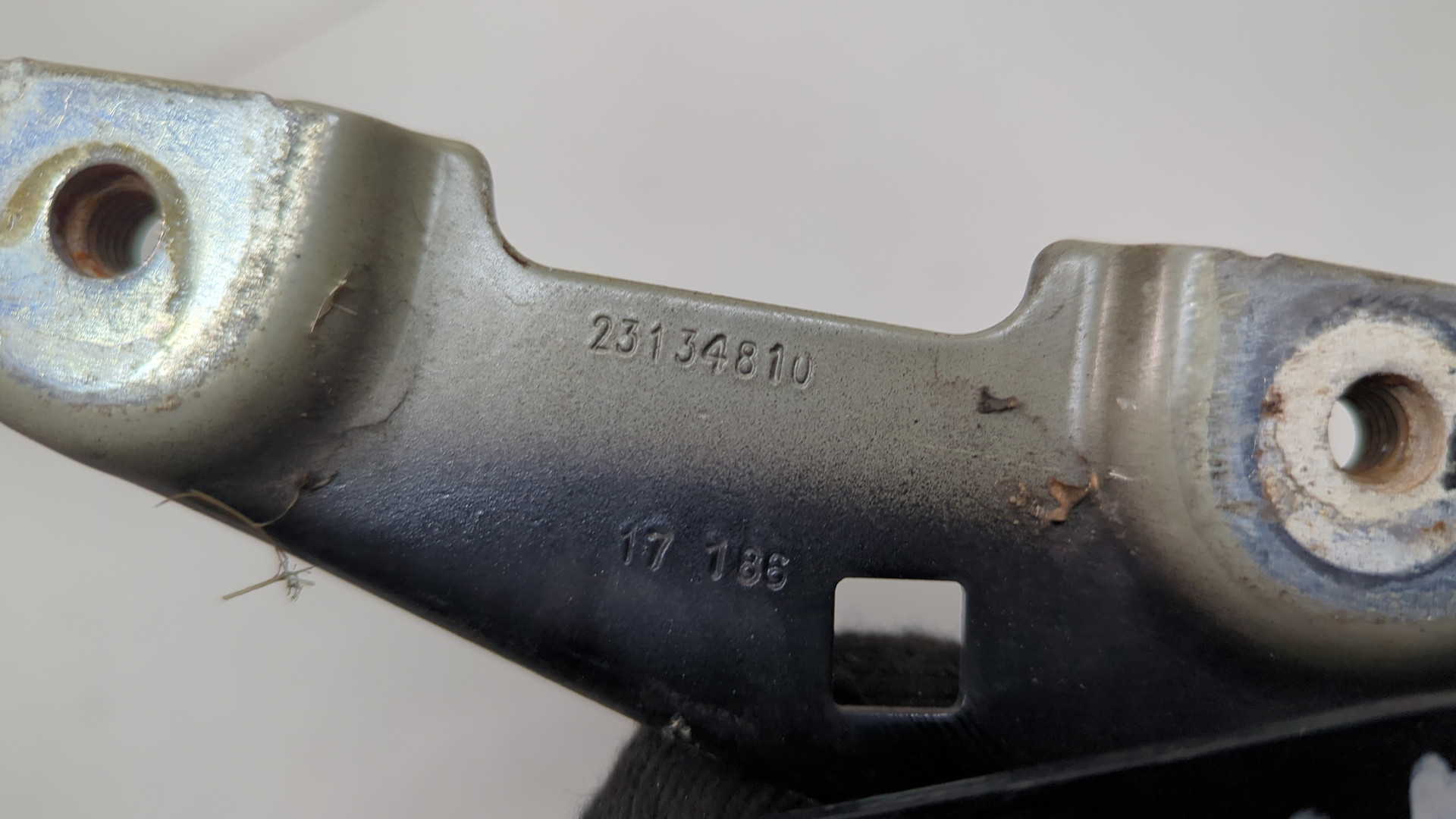 Петля капота левая