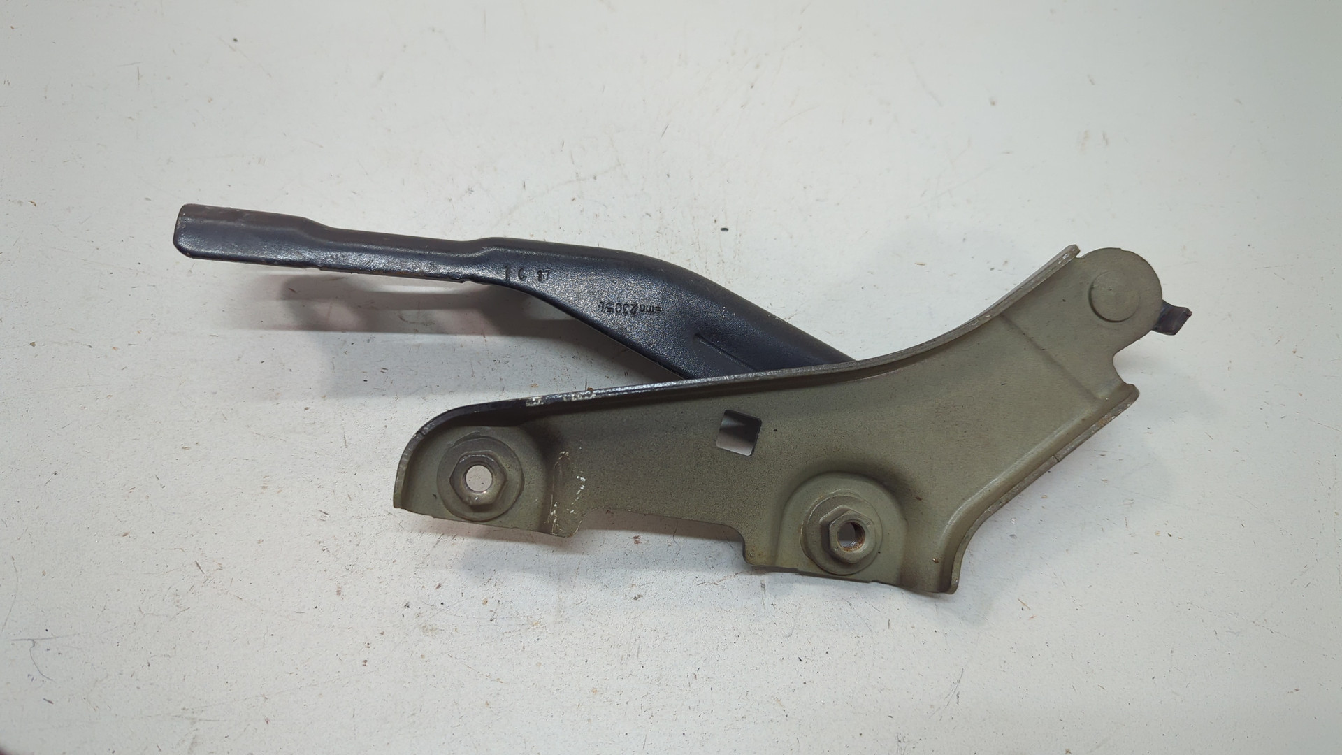 Петля капота левая