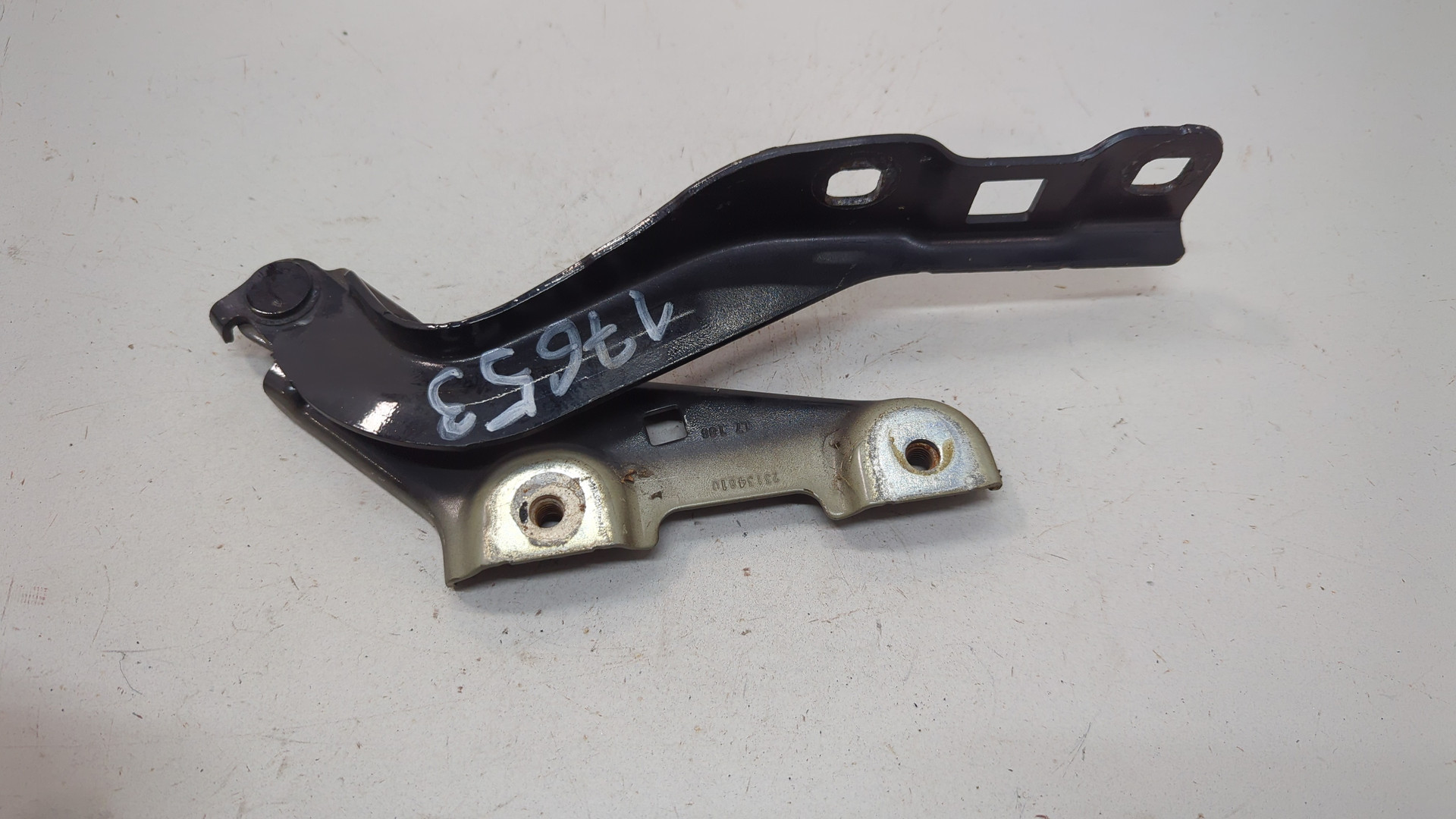 Петля капота левая