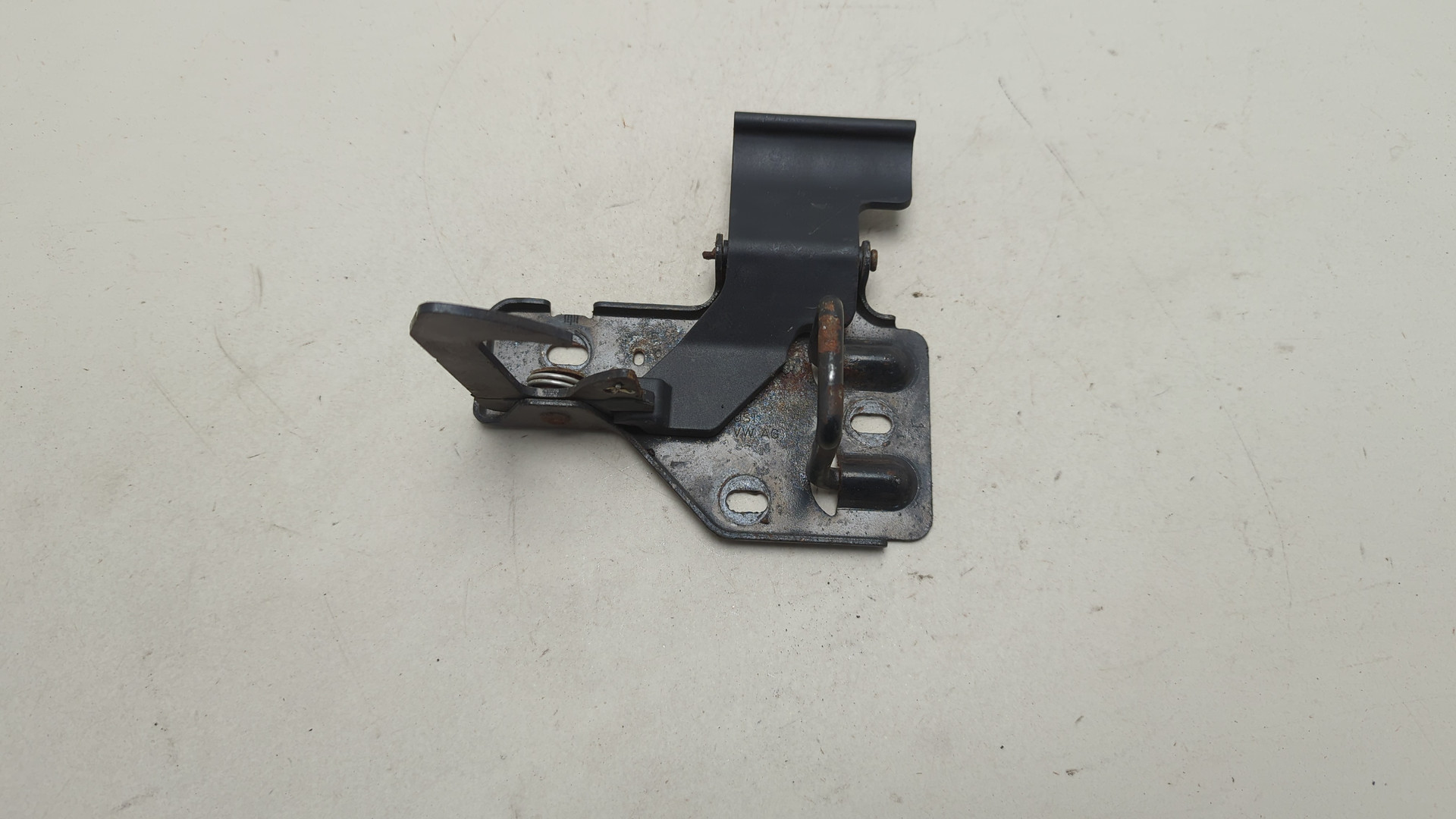 Замок капота