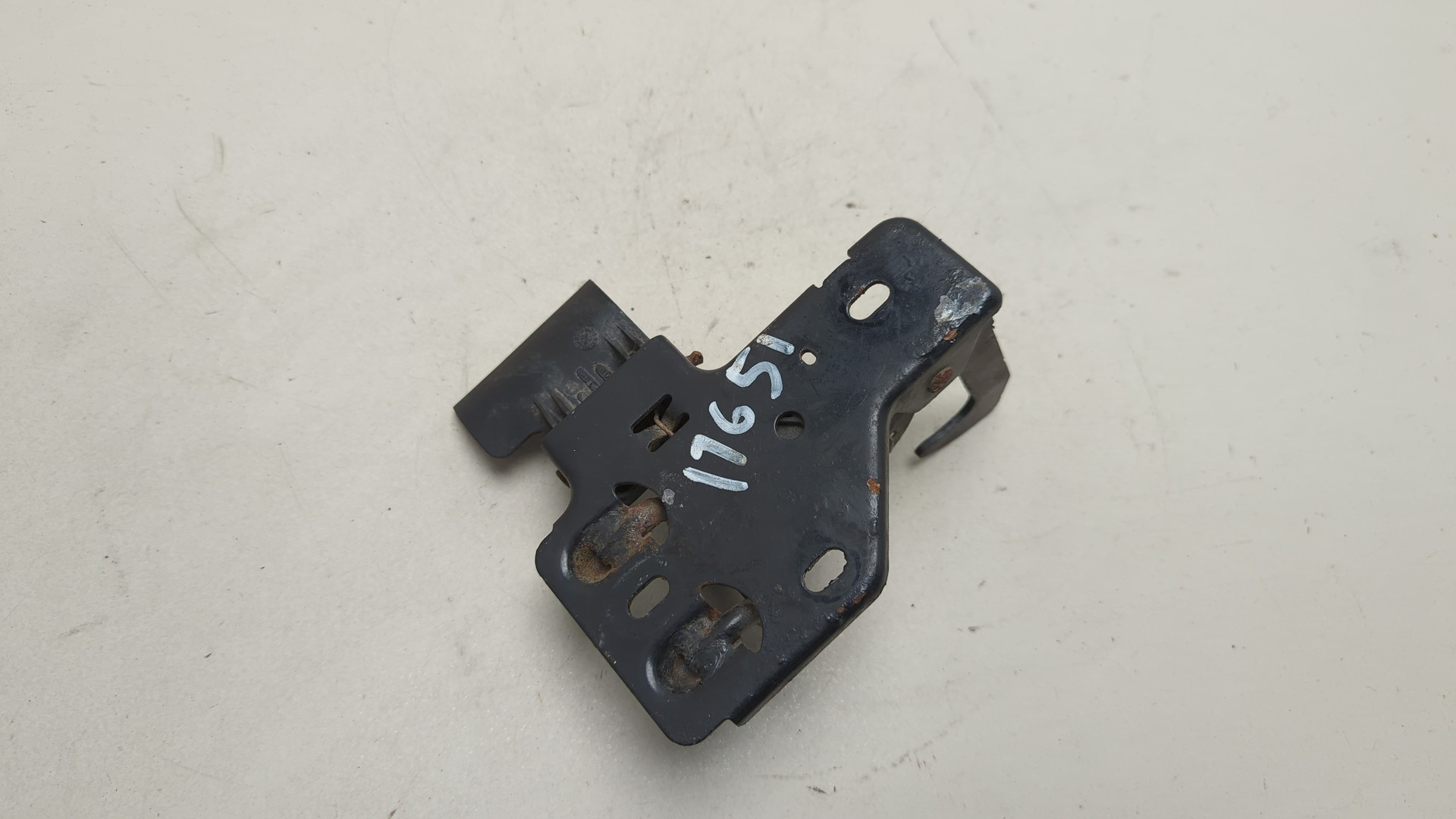 Замок капота