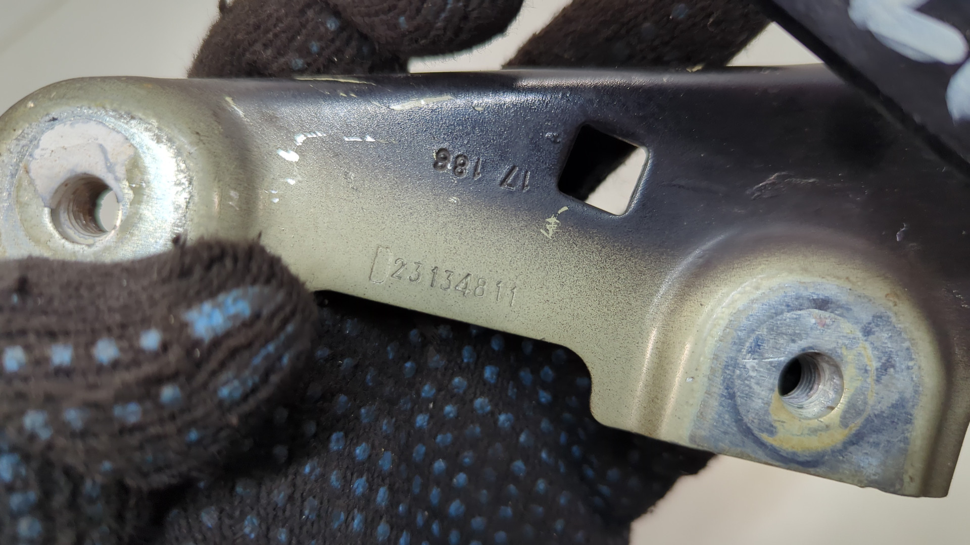 Петля капота правая