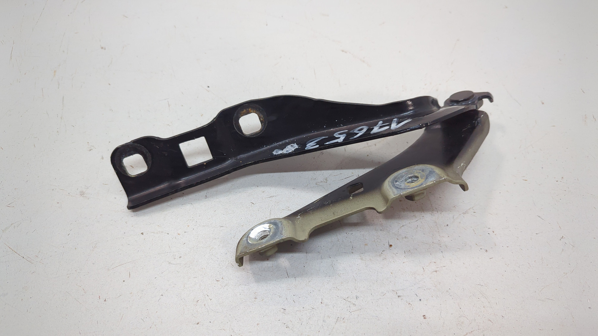 Петля капота правая