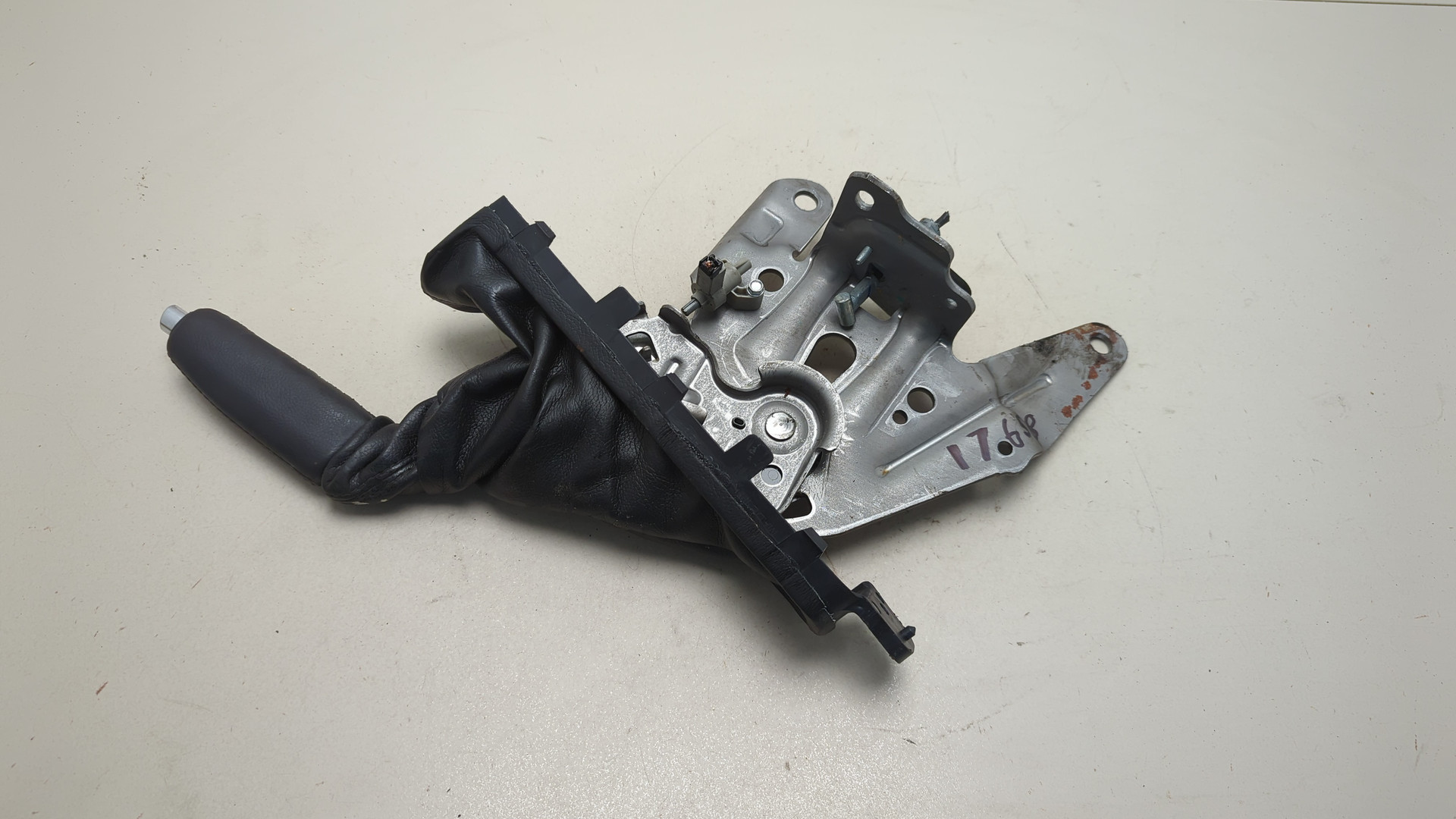 Рычаг стояночного тормоза