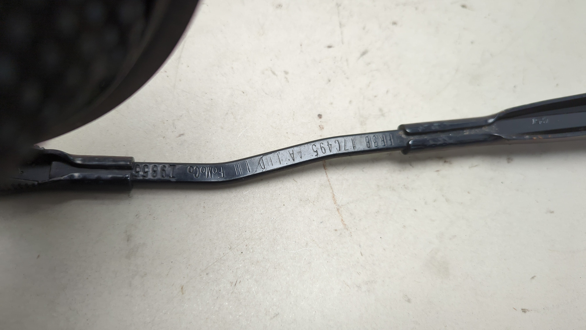 Поводок стеклоочистителя передний левый