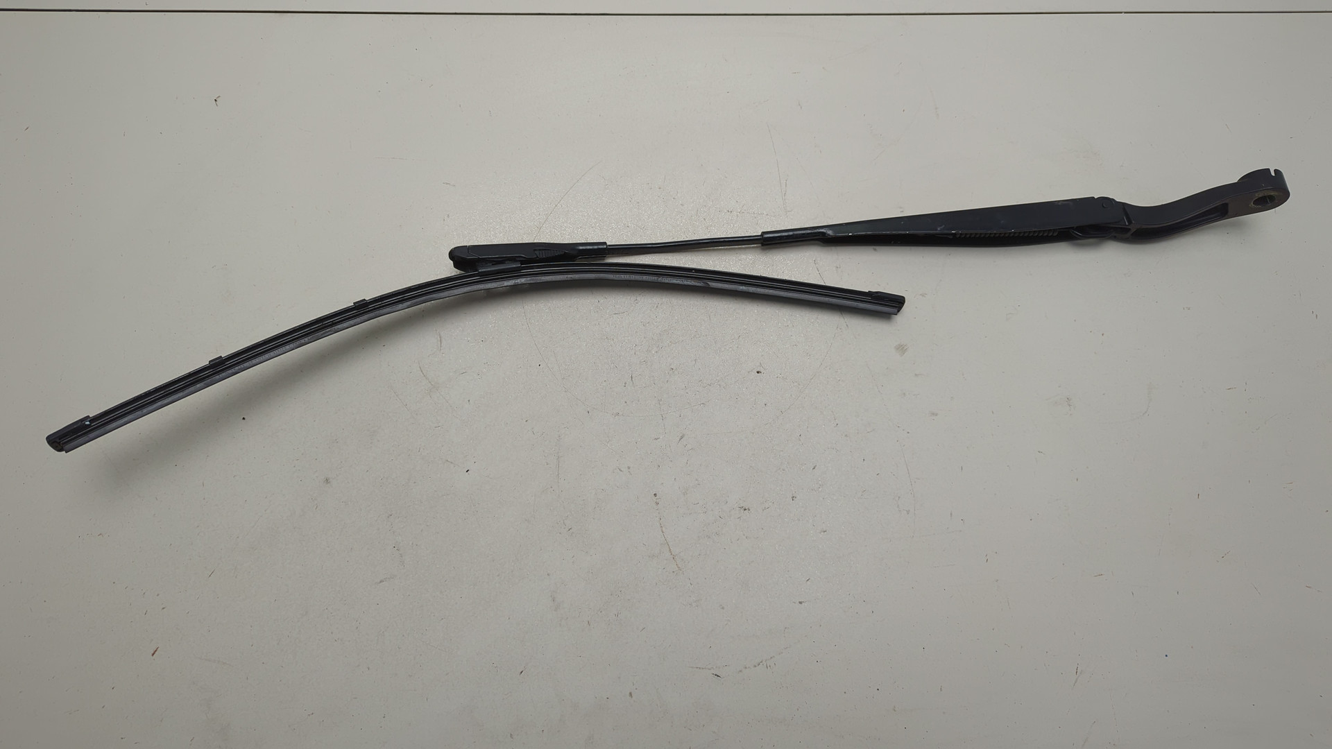 Поводок стеклоочистителя передний левый