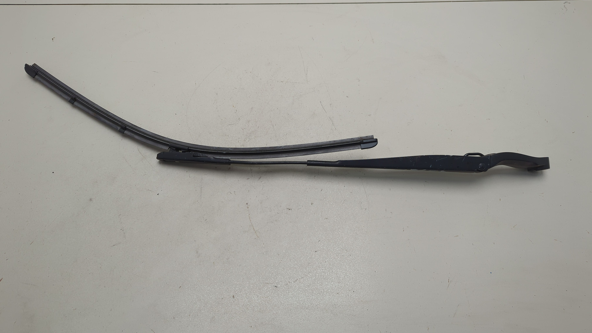 Поводок стеклоочистителя передний левый