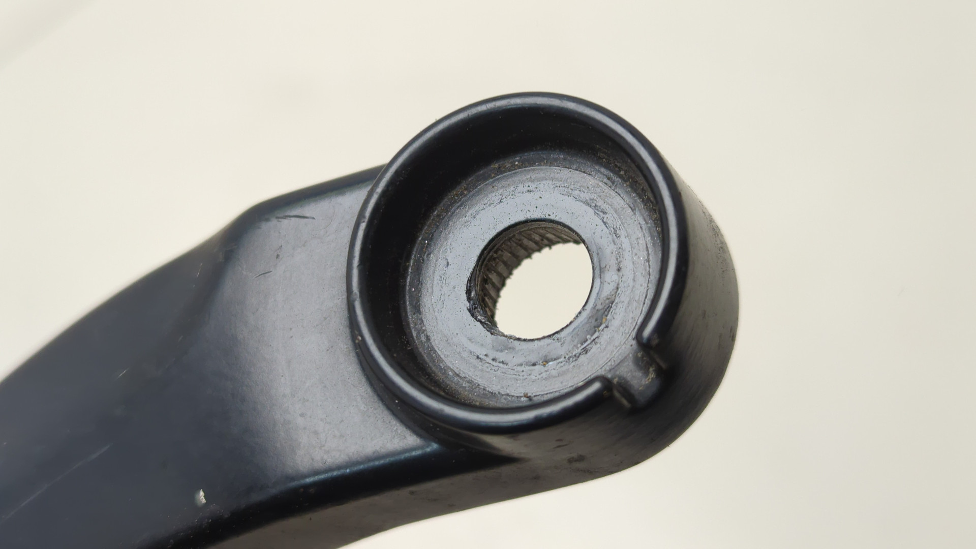 Поводок стеклоочистителя передний левый