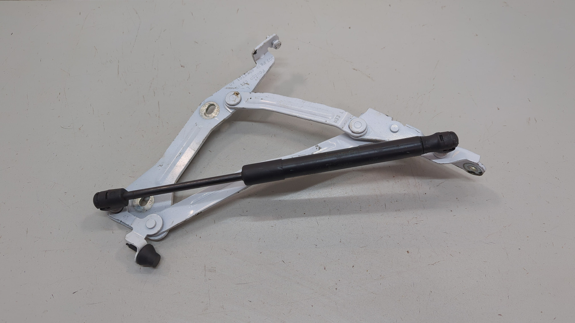 Петля капота левая