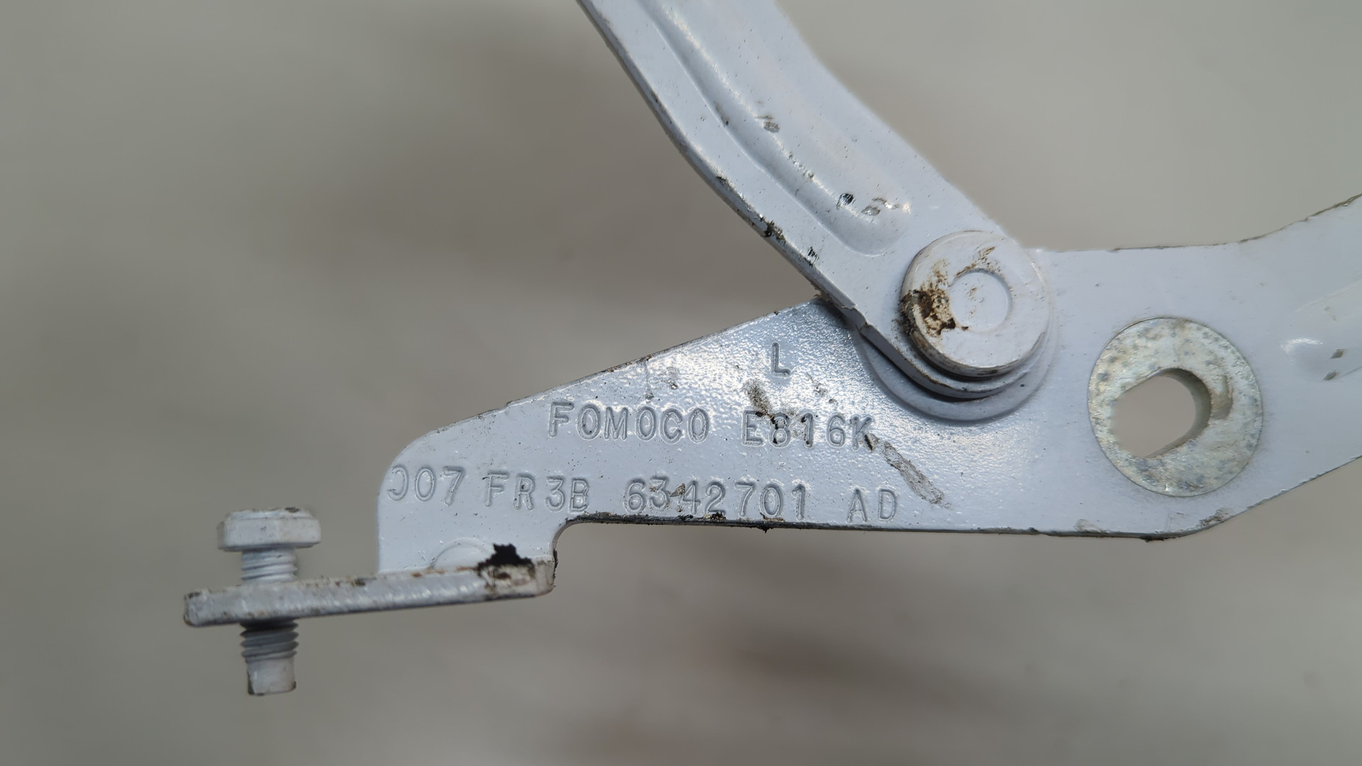 Петля капота левая