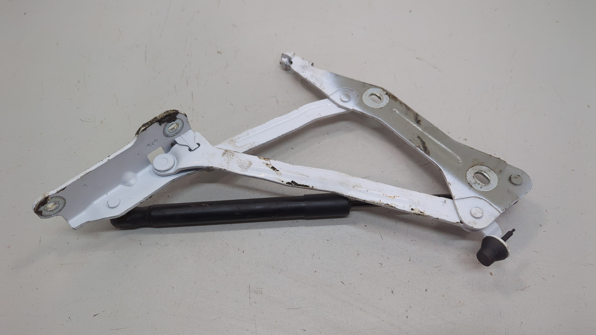 Петля капота левая