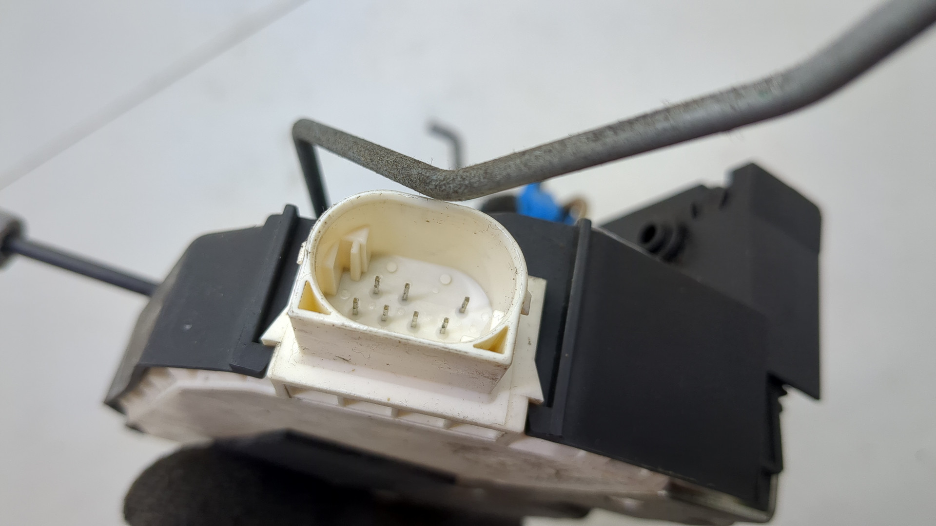 Замок двери передней левой