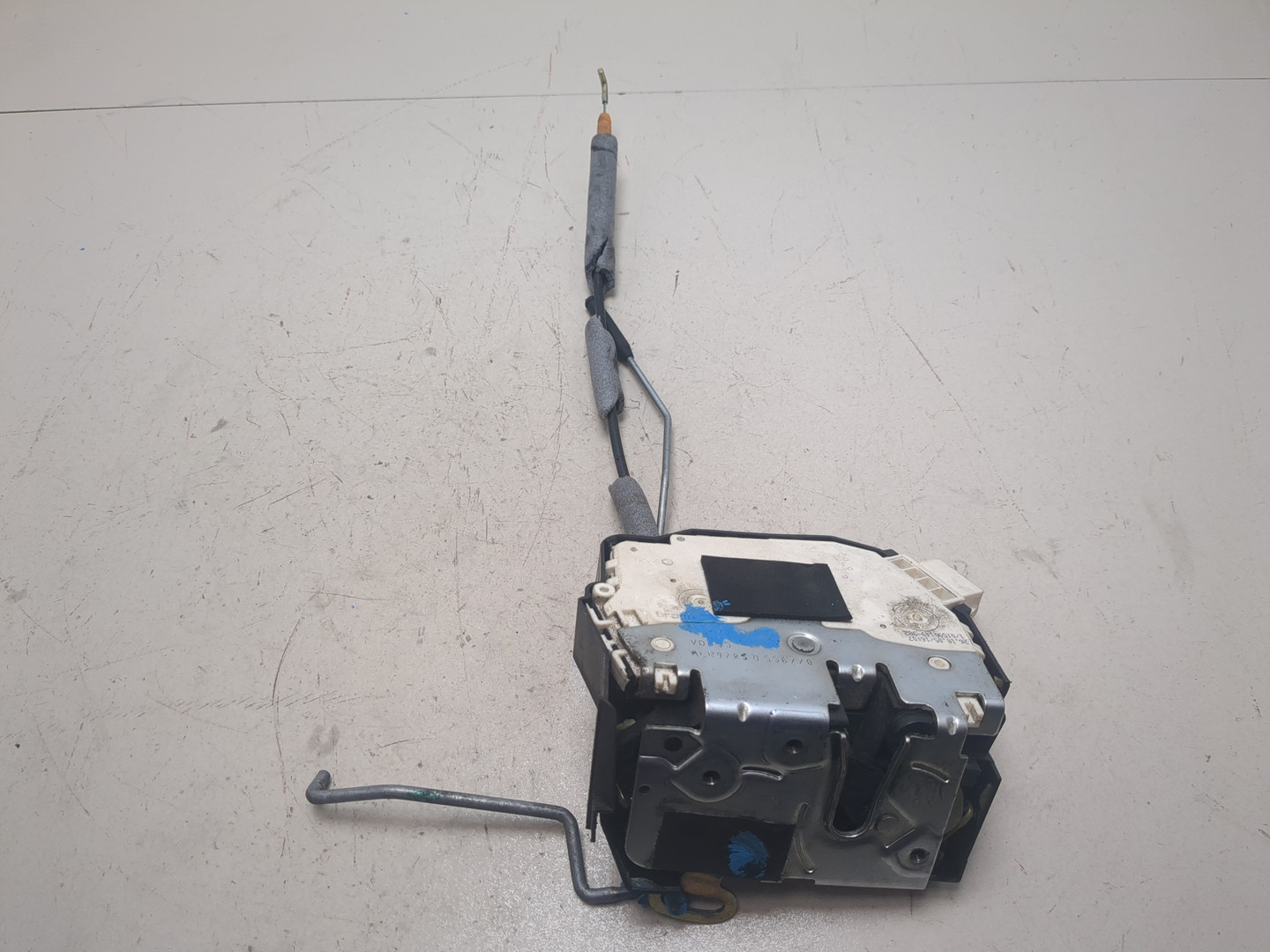 Замок двери передней левой