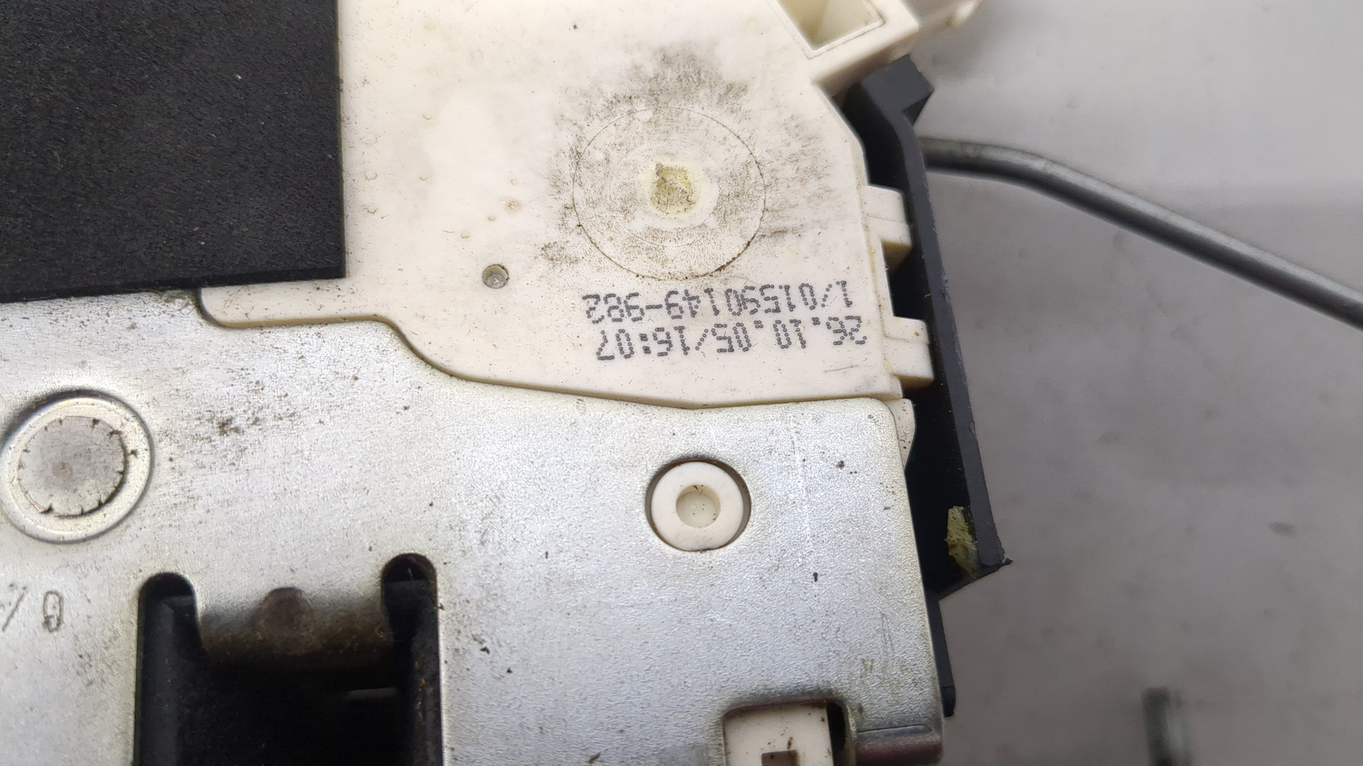 Замок двери передней левой