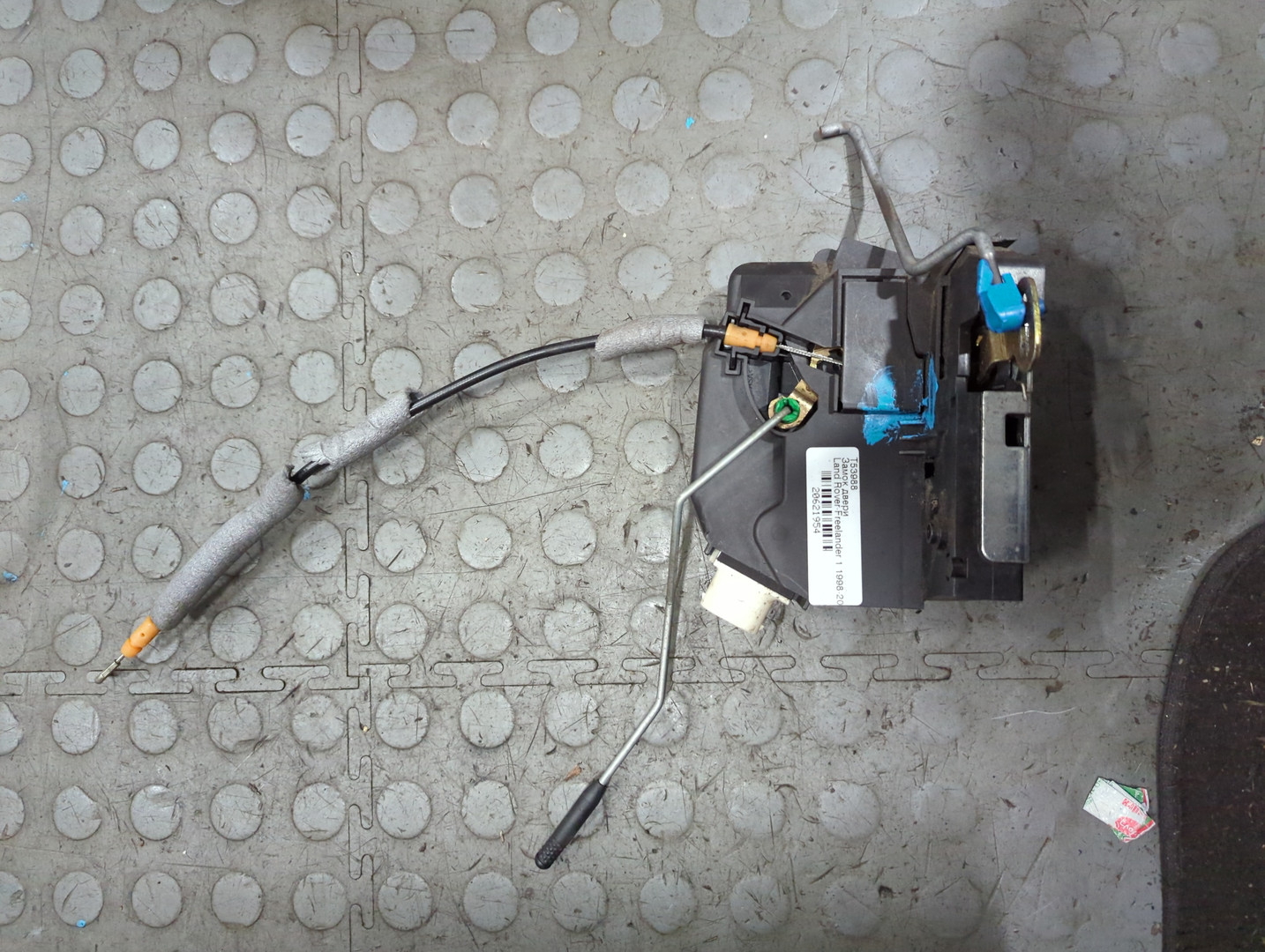 Замок двери передней левой