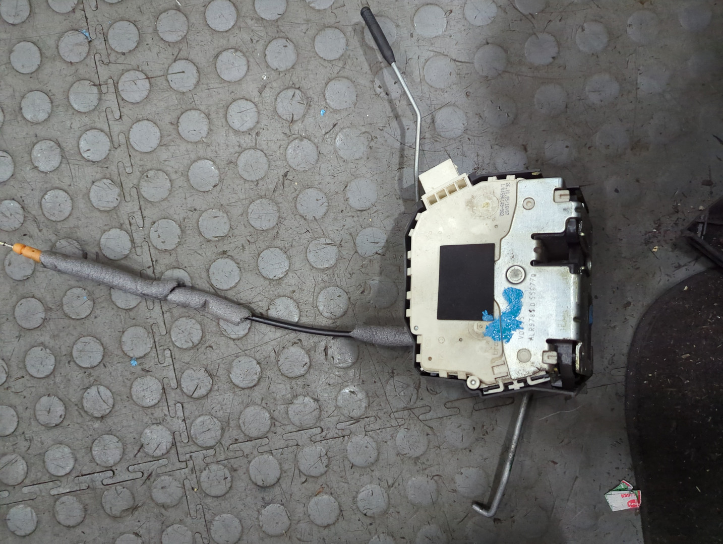 Замок двери передней левой