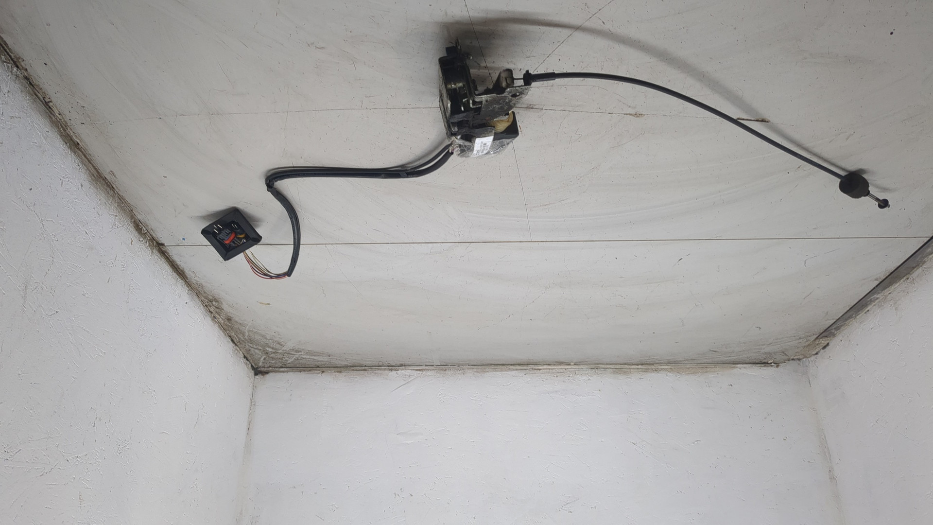 Замок двери передней левой