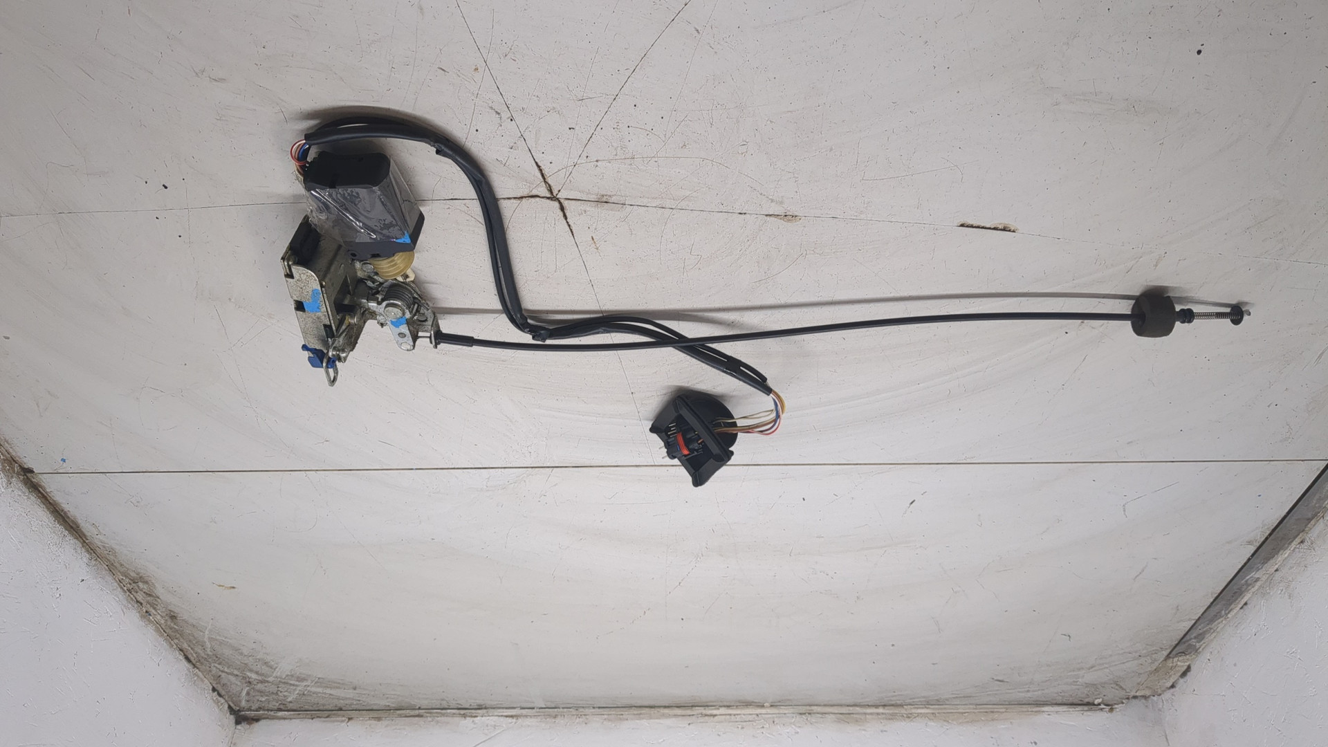 Замок двери передней левой